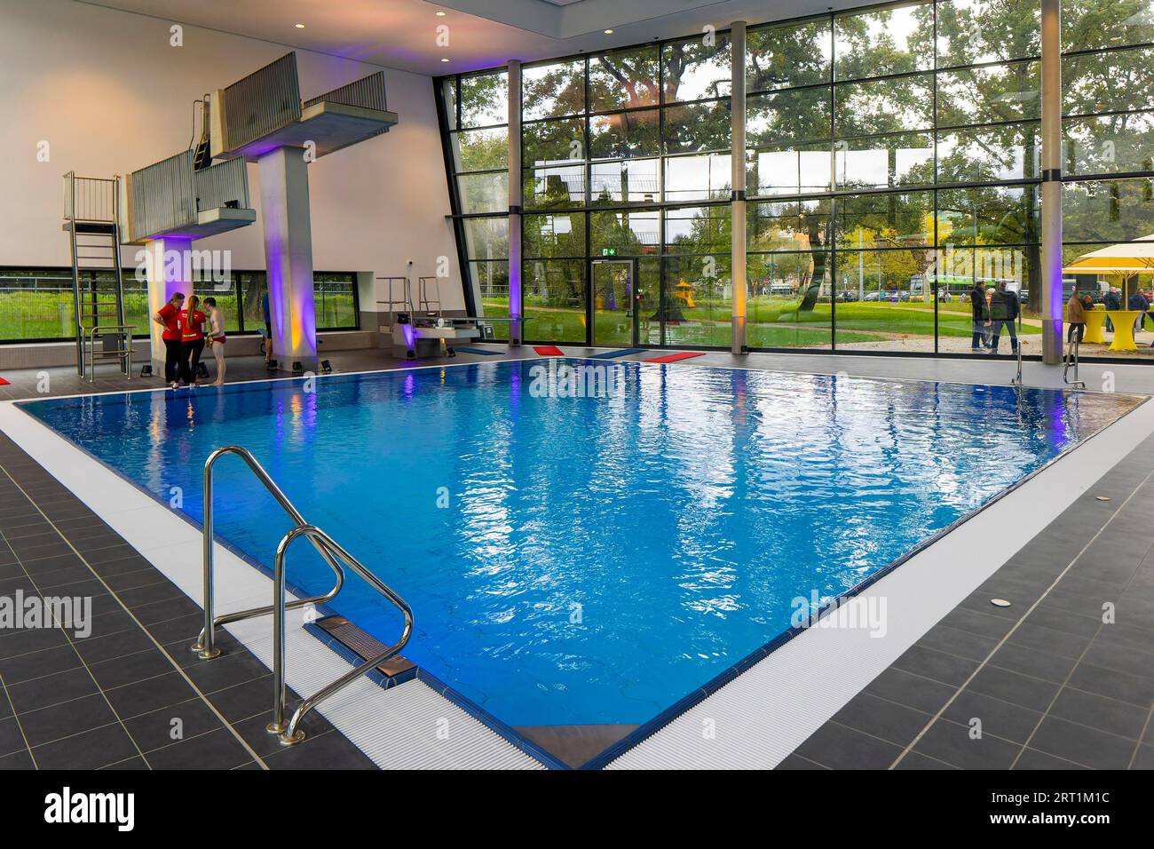 Nuova piscina aperta a Dresda la città di Dresda ha investito 23 milioni di euro in una nuova piscina esterna e interna con sala immersioni. Martin Foto Stock