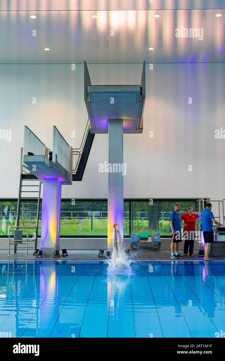 Nuova piscina aperta a Dresda la città di Dresda ha investito 23 milioni di euro in una nuova piscina esterna e interna con sala immersioni. Martin Foto Stock
