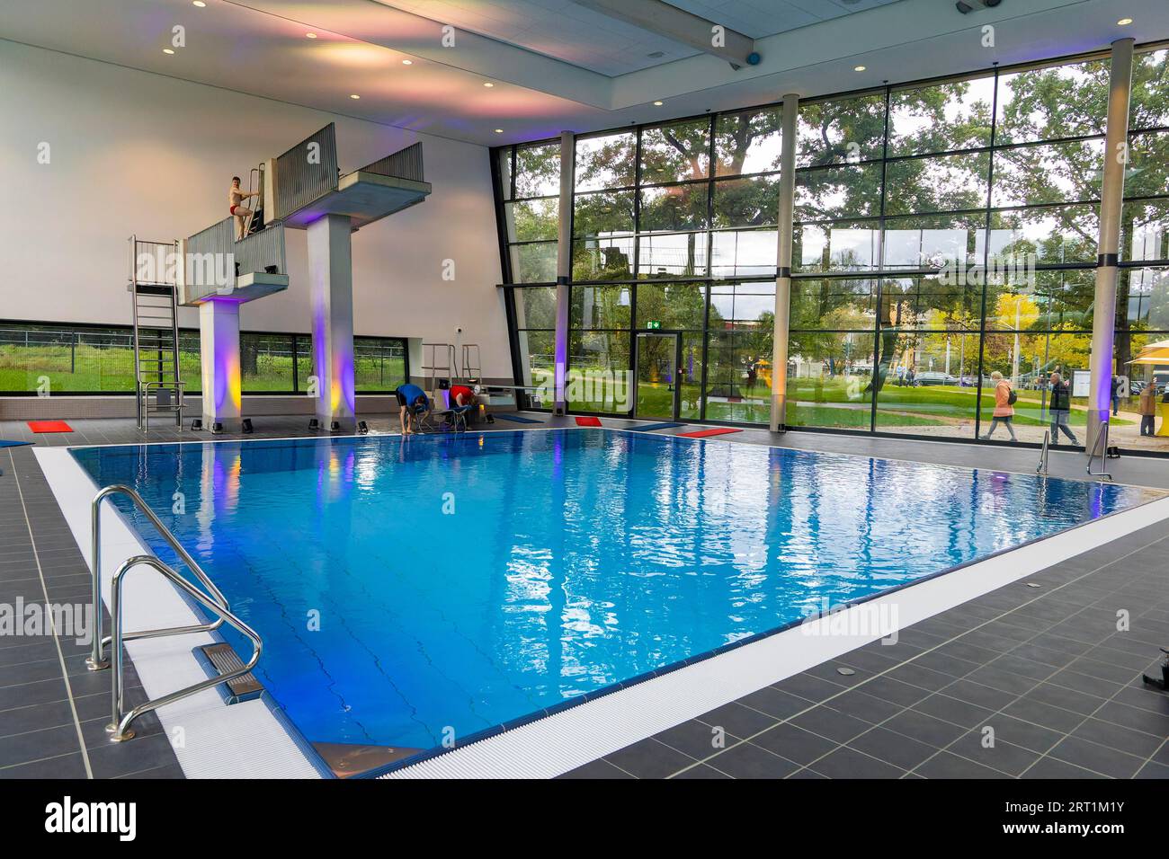 Nuova piscina aperta a Dresda la città di Dresda ha investito 23 milioni di euro in una nuova piscina esterna e interna con sala immersioni. Martin Foto Stock