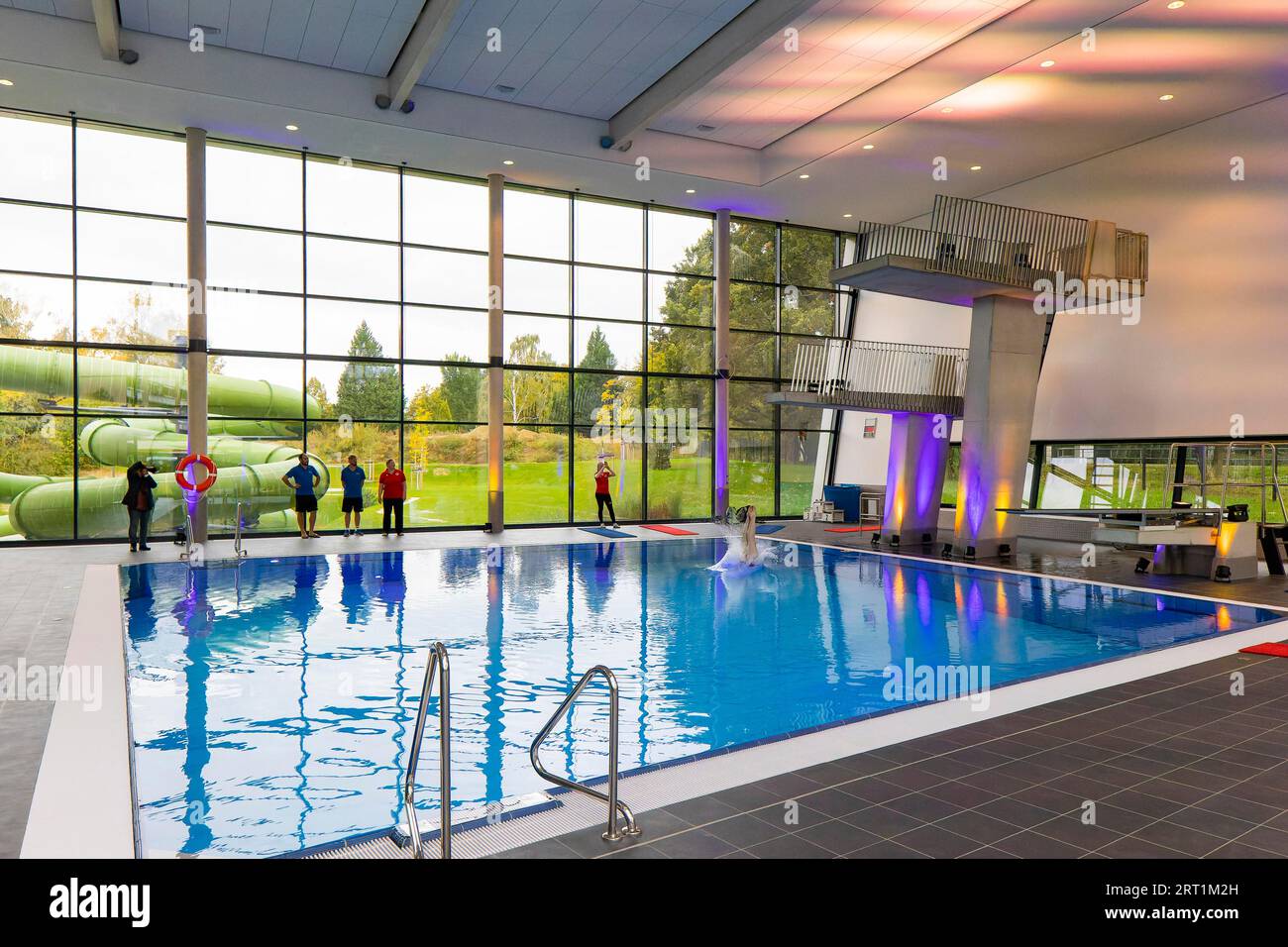 Nuova piscina aperta a Dresda la città di Dresda ha investito 23 milioni di euro in una nuova piscina esterna e interna con sala immersioni. Martin Foto Stock