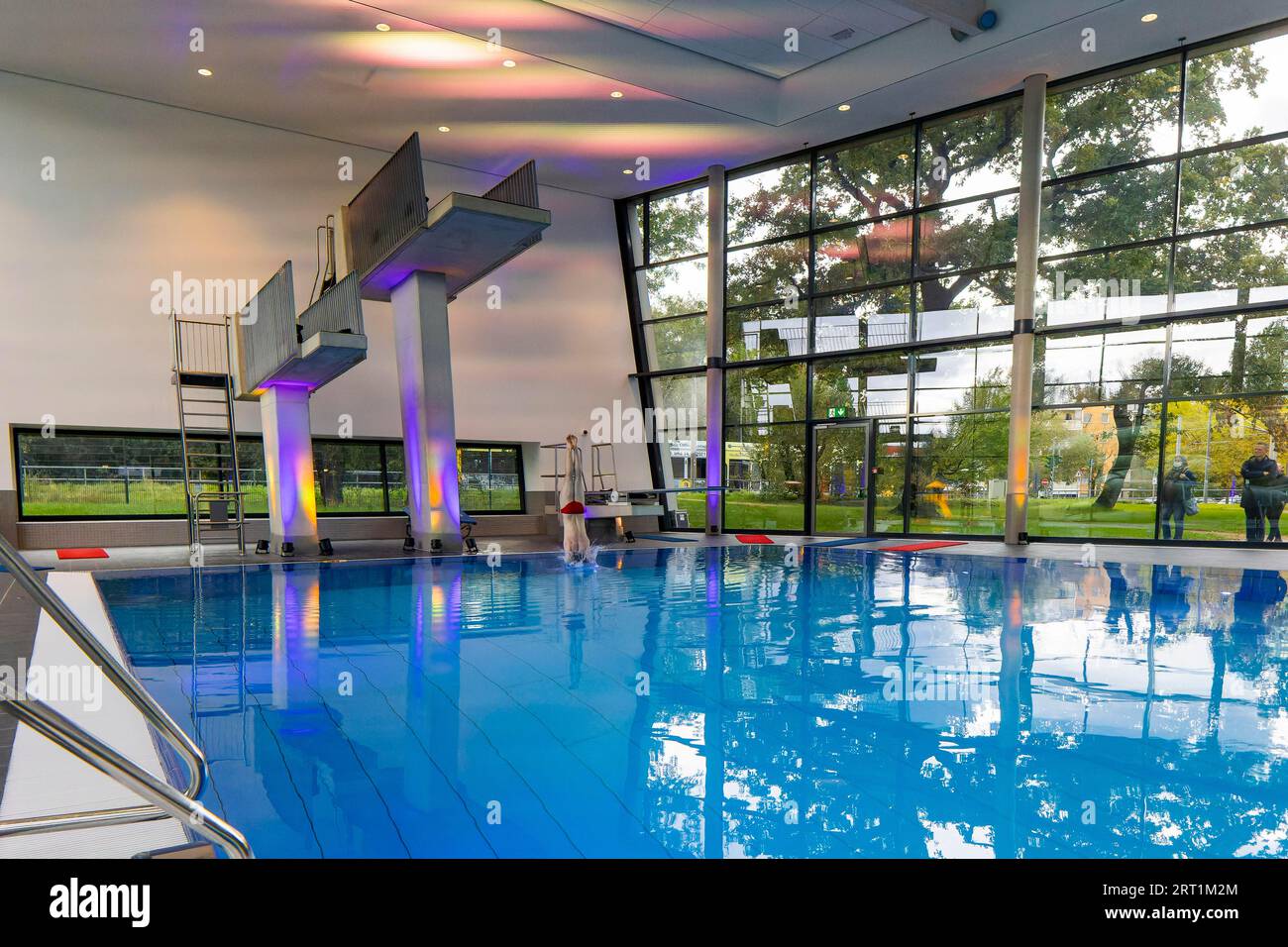 Nuova piscina aperta a Dresda la città di Dresda ha investito 23 milioni di euro in una nuova piscina esterna e interna con sala immersioni. Martin Foto Stock