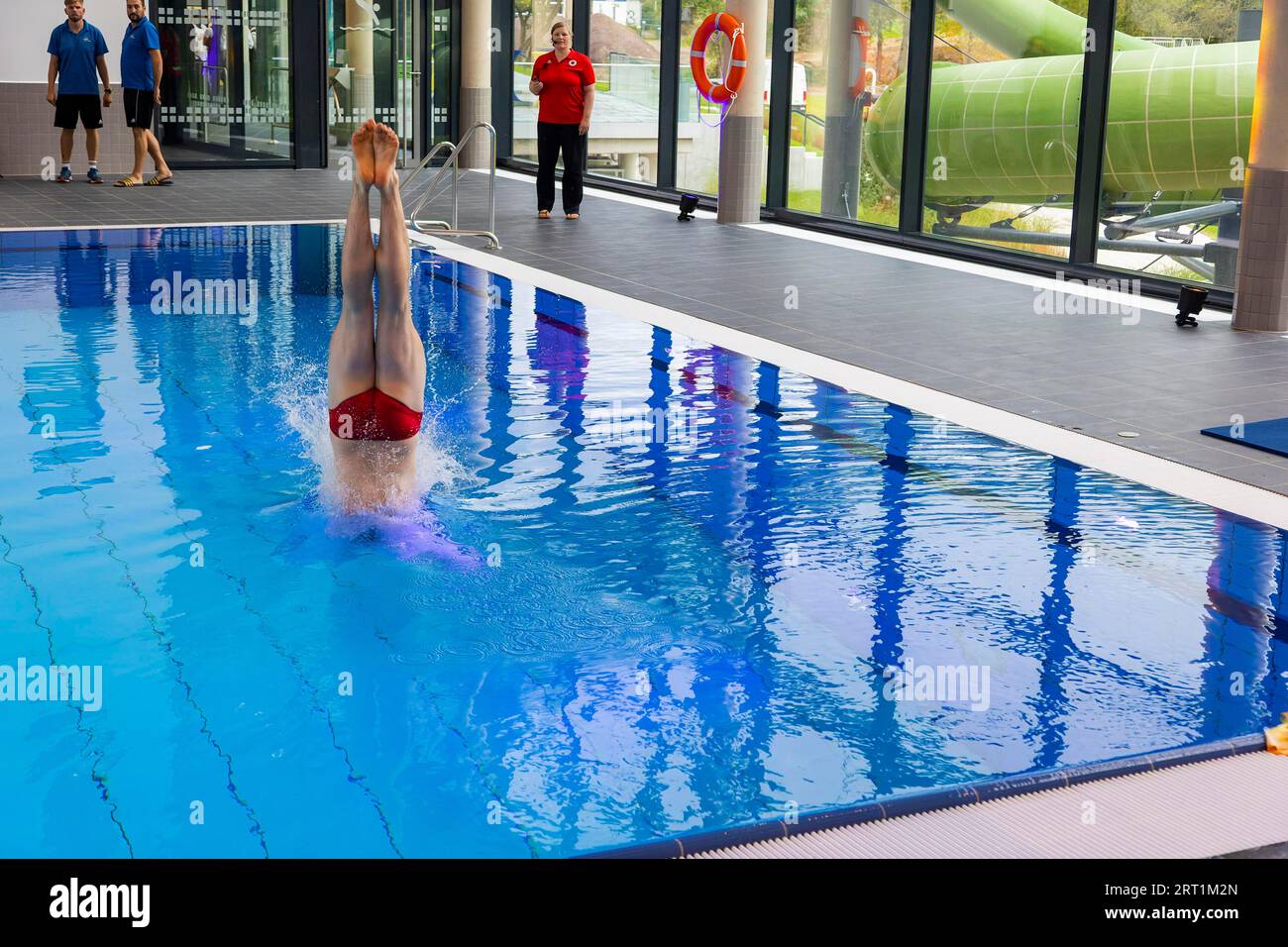 Nuova piscina aperta a Dresda la città di Dresda ha investito 23 milioni di euro in una nuova piscina esterna e interna con sala immersioni. Martin Foto Stock