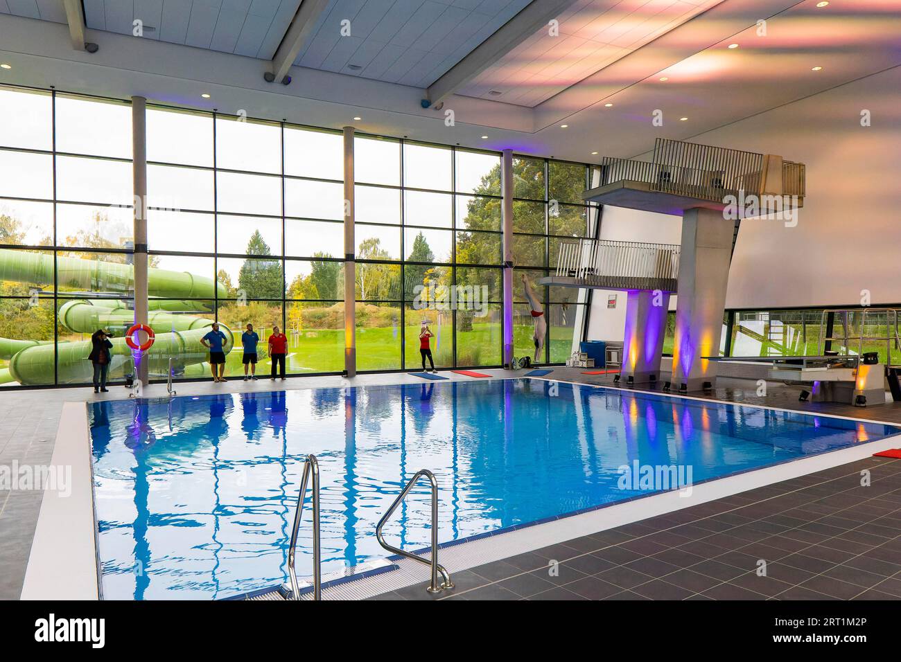 Nuova piscina aperta a Dresda la città di Dresda ha investito 23 milioni di euro in una nuova piscina esterna e interna con sala immersioni. Martin Foto Stock