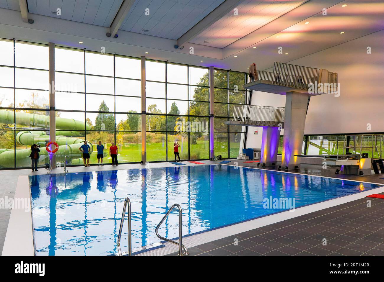 Nuova piscina aperta a Dresda la città di Dresda ha investito 23 milioni di euro in una nuova piscina esterna e interna con sala immersioni. Martin Foto Stock