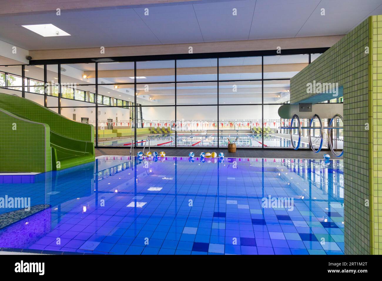 Nuova piscina aperta a Dresda la città di Dresda ha investito 23 milioni di euro per una nuova piscina all'aperto e una piscina coperta con sala immersioni Foto Stock