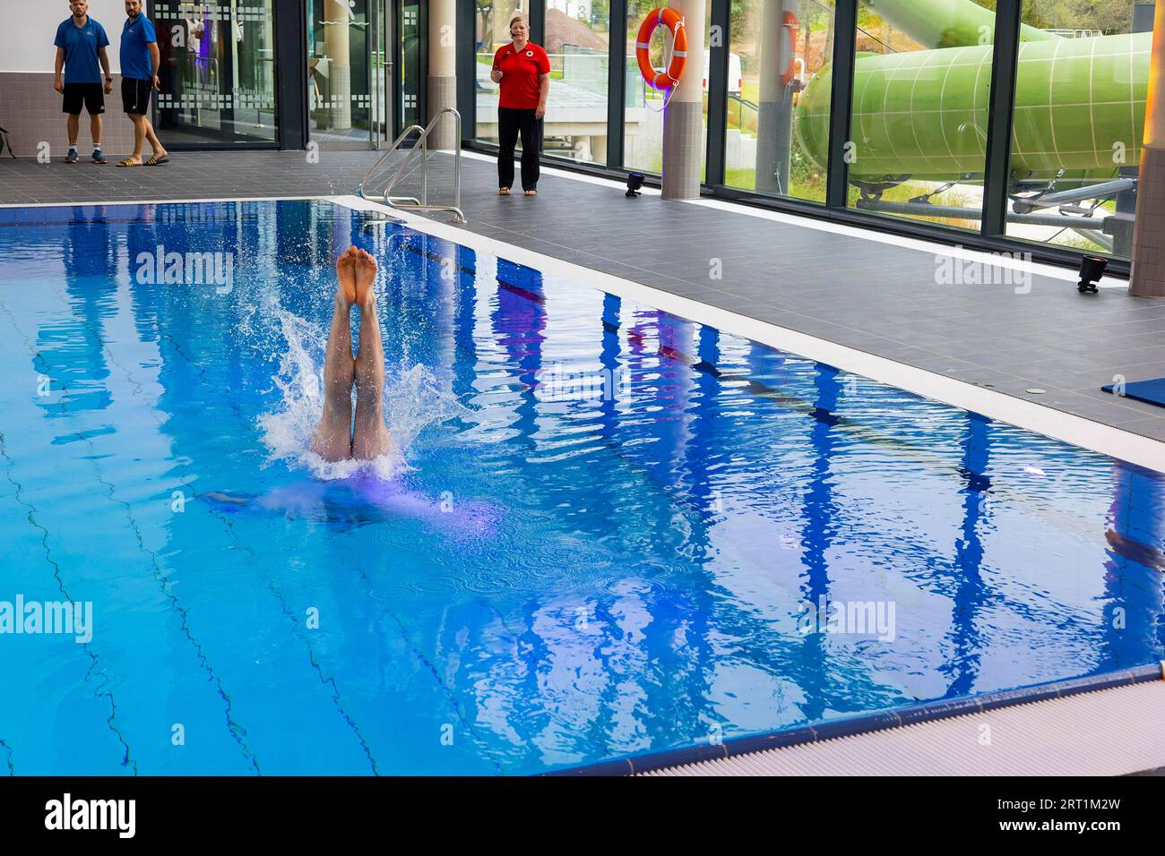 Nuova piscina aperta a Dresda la città di Dresda ha investito 23 milioni di euro in una nuova piscina esterna e interna con sala immersioni. Martin Foto Stock