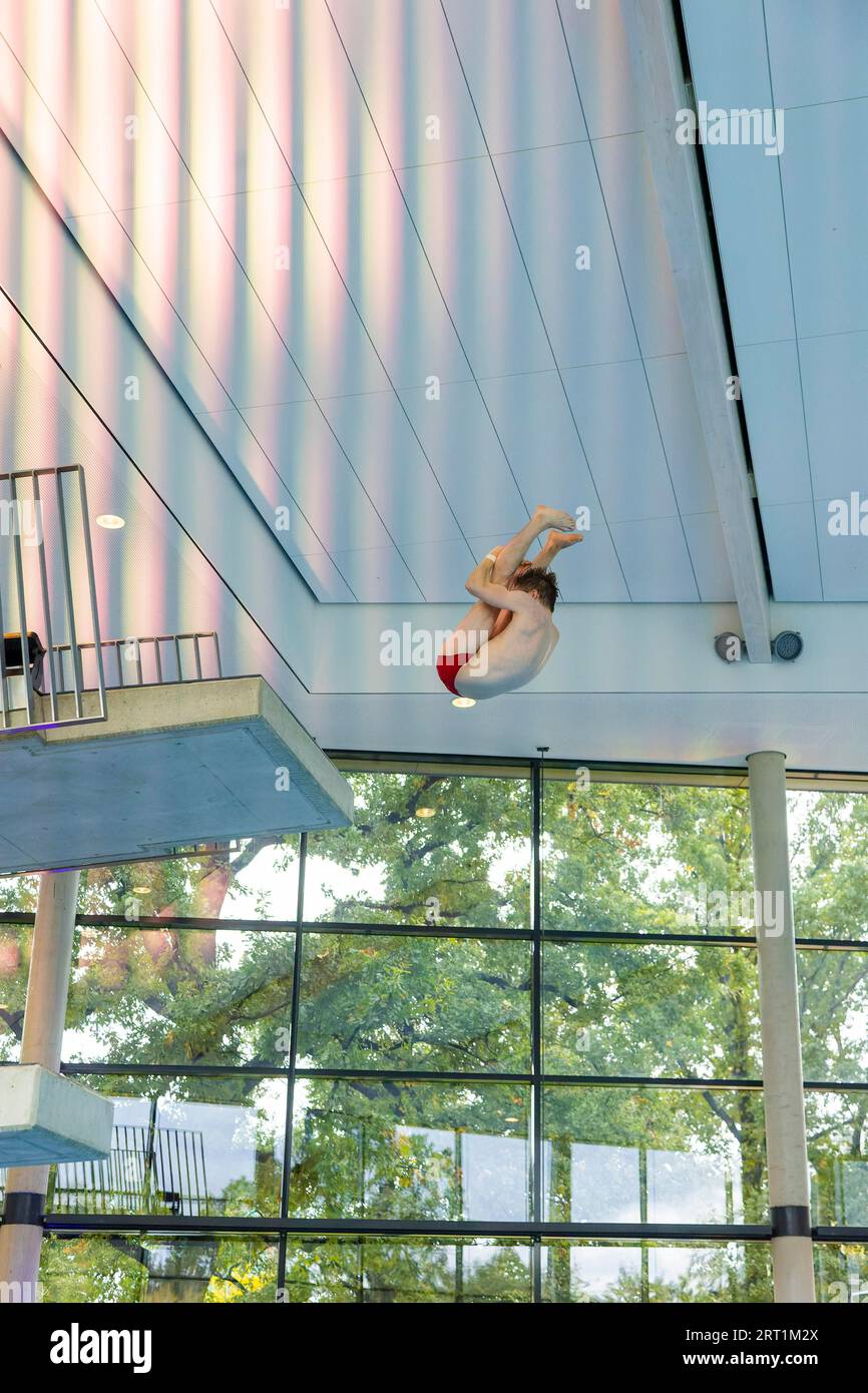 Nuova piscina aperta a Dresda la città di Dresda ha investito 23 milioni di euro in una nuova piscina esterna e interna con sala immersioni. Martin Foto Stock