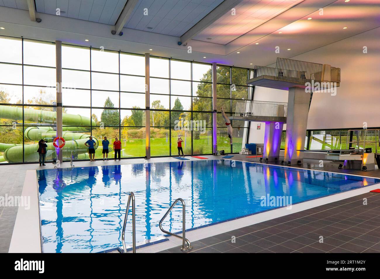 Nuova piscina aperta a Dresda la città di Dresda ha investito 23 milioni di euro in una nuova piscina esterna e interna con sala immersioni. Martin Foto Stock