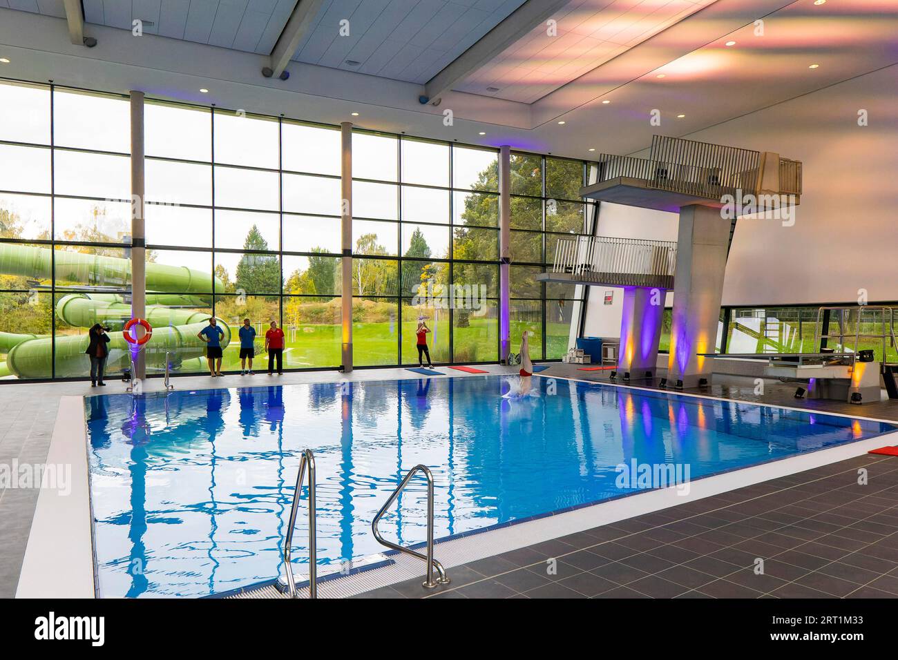 Nuova piscina aperta a Dresda la città di Dresda ha investito 23 milioni di euro in una nuova piscina esterna e interna con sala immersioni. Martin Foto Stock