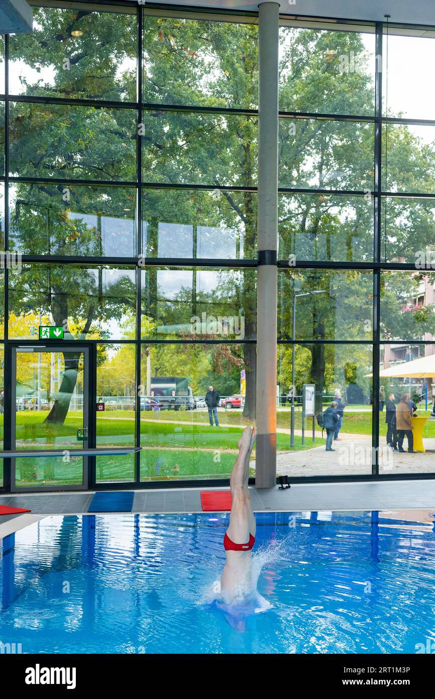 Nuova piscina aperta a Dresda la città di Dresda ha investito 23 milioni di euro in una nuova piscina esterna e interna con sala immersioni. Martin Foto Stock