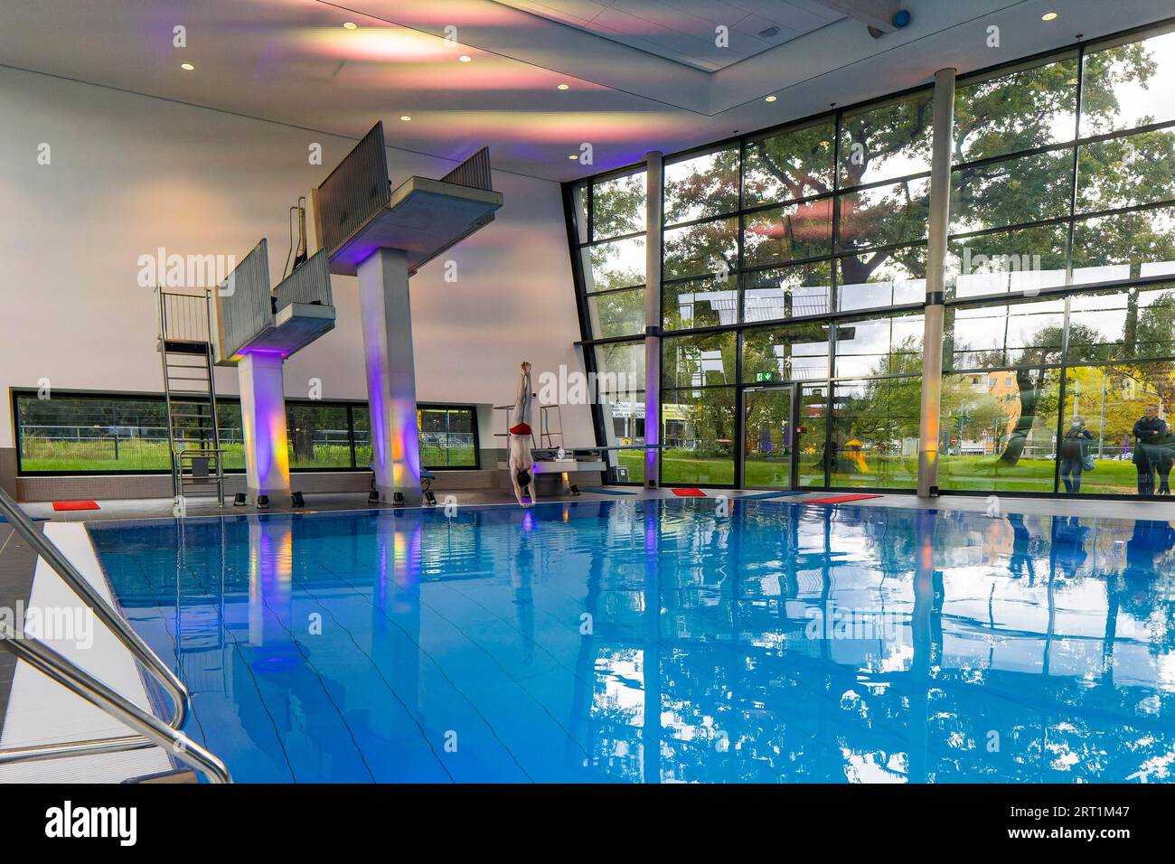 Nuova piscina aperta a Dresda la città di Dresda ha investito 23 milioni di euro in una nuova piscina esterna e interna con sala immersioni. Martin Foto Stock