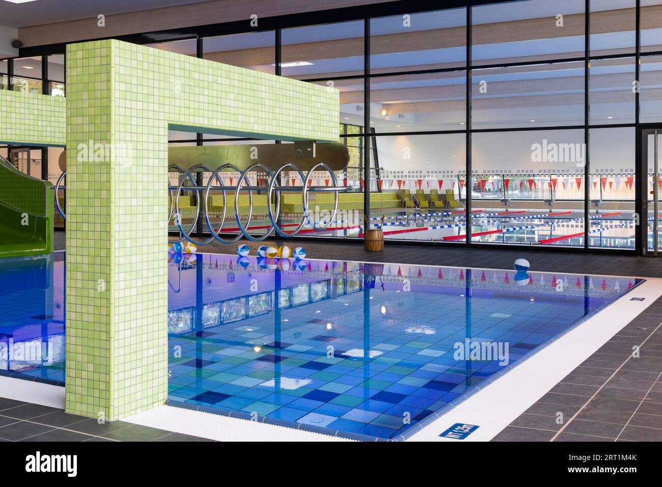 Nuova piscina aperta a Dresda la città di Dresda ha investito 23 milioni di euro per una nuova piscina all'aperto e una piscina coperta con sala immersioni Foto Stock