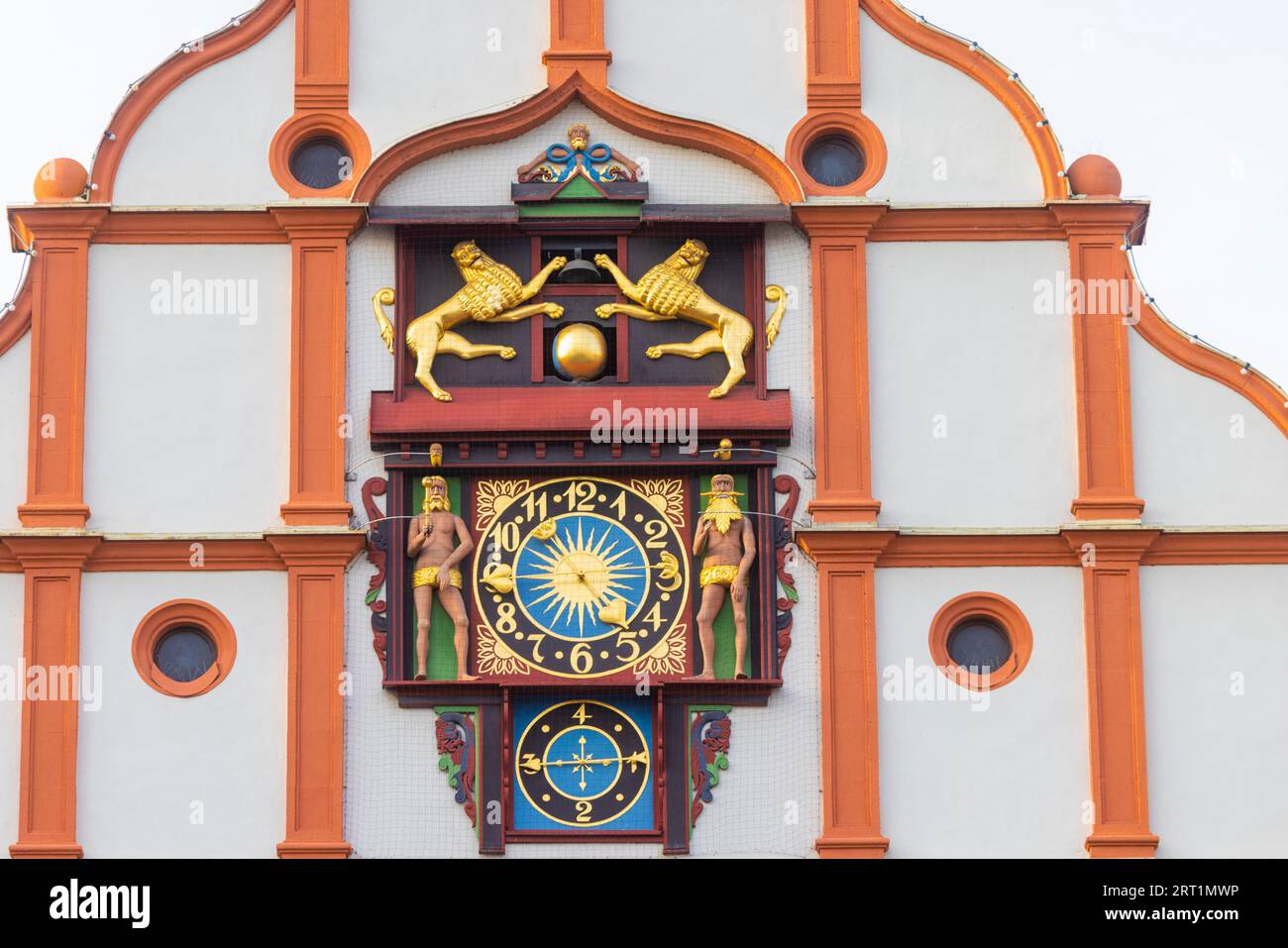 Vecchio municipio con il museo tessile. L'orologio artistico nel timpano fu installato dal maestro di Hof Georg Puhkaw nel 1548 Foto Stock