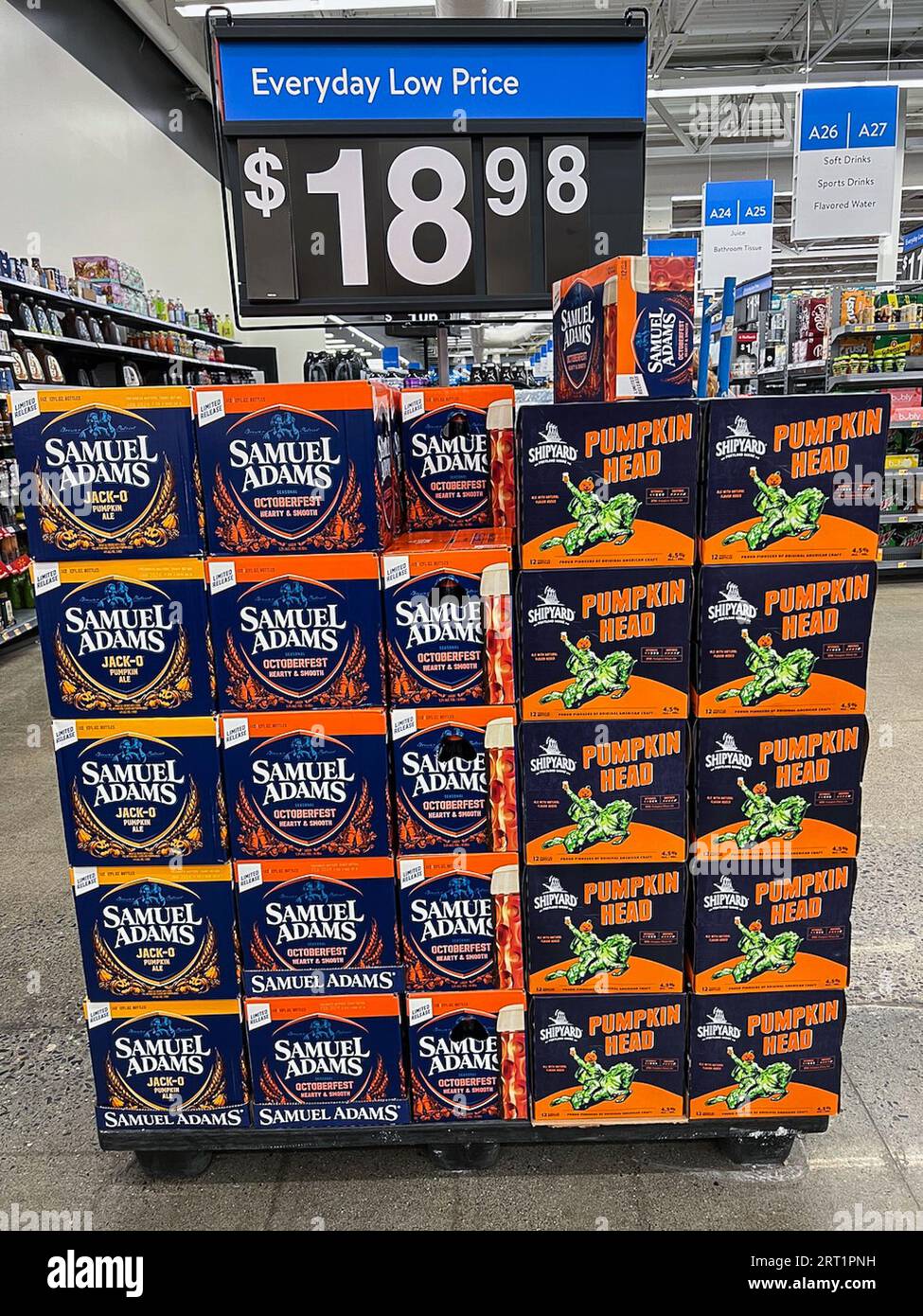 Augusta, Stati Uniti. 29 agosto 2023. Le birre stagionali di Halloween, autunno e autunno sono in vendita in un negozio Walmart ad Augusta, Maine, il 29 agosto 2023. Le birre includono Seasonal Octoberfest di Samuel Adams e Pumpkinhead di Shipyard Brewing. Halloween è una celebrazione osservata in molti paesi il 31 ottobre. (Foto di Samuel Rigelhaupt/Sipa USA) solo per uso editoriale. Credito: SIPA USA/Alamy Live News Foto Stock Augusta, Stati Uniti. 29 agosto 2023. Le birre stagionali di Halloween, autunno e autunno sono in vendita in un negozio Walmart ad Augusta, Maine, il 29 agosto 2023. Le birre includono Seasonal Octoberfest di Samuel Adams e Pumpkinhead di Shipyard Brewing. Halloween è una celebrazione osservata in molti paesi il 31 ottobre. (Foto di Samuel Rigelhaupt/Sipa USA) solo per uso editoriale. Credito: SIPA USA/Alamy Live News Foto Stock