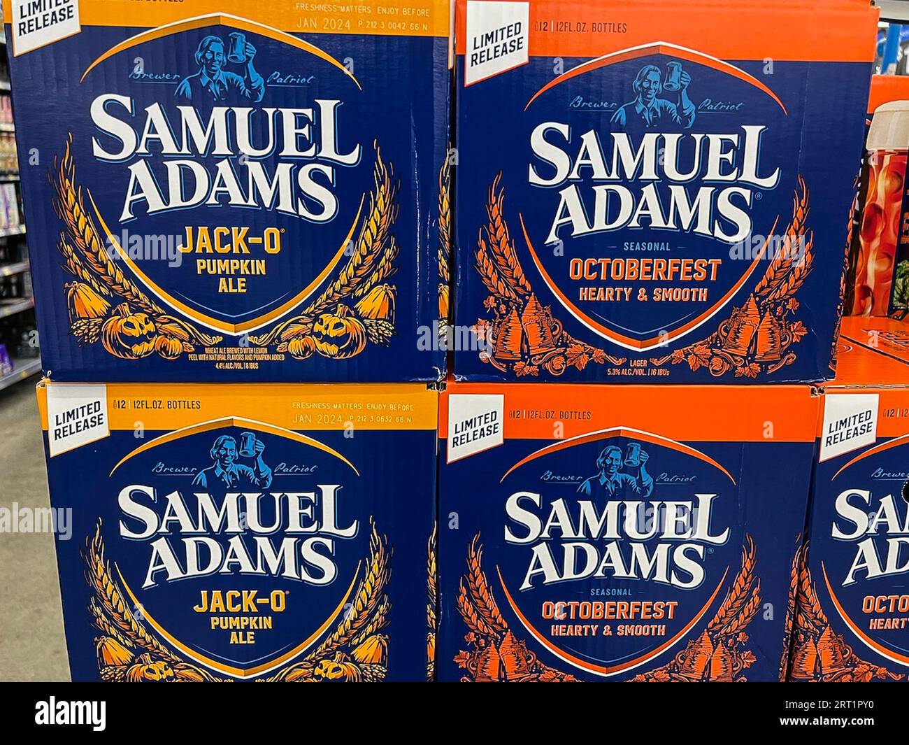Augusta, Stati Uniti. 29 agosto 2023. Le birre stagionali di Halloween, autunno e autunno sono in vendita in un negozio Walmart ad Augusta, Maine, il 29 agosto 2023. Le birre includono Seasonal Octoberfest di Samuel Adams e Pumpkinhead di Shipyard Brewing. Halloween è una celebrazione osservata in molti paesi il 31 ottobre. (Foto di Samuel Rigelhaupt/Sipa USA) solo per uso editoriale. Credito: SIPA USA/Alamy Live News Foto Stock Augusta, Stati Uniti. 29 agosto 2023. Le birre stagionali di Halloween, autunno e autunno sono in vendita in un negozio Walmart ad Augusta, Maine, il 29 agosto 2023. Le birre includono Seasonal Octoberfest di Samuel Adams e Pumpkinhead di Shipyard Brewing. Halloween è una celebrazione osservata in molti paesi il 31 ottobre. (Foto di Samuel Rigelhaupt/Sipa USA) solo per uso editoriale. Credito: SIPA USA/Alamy Live News Foto Stock
