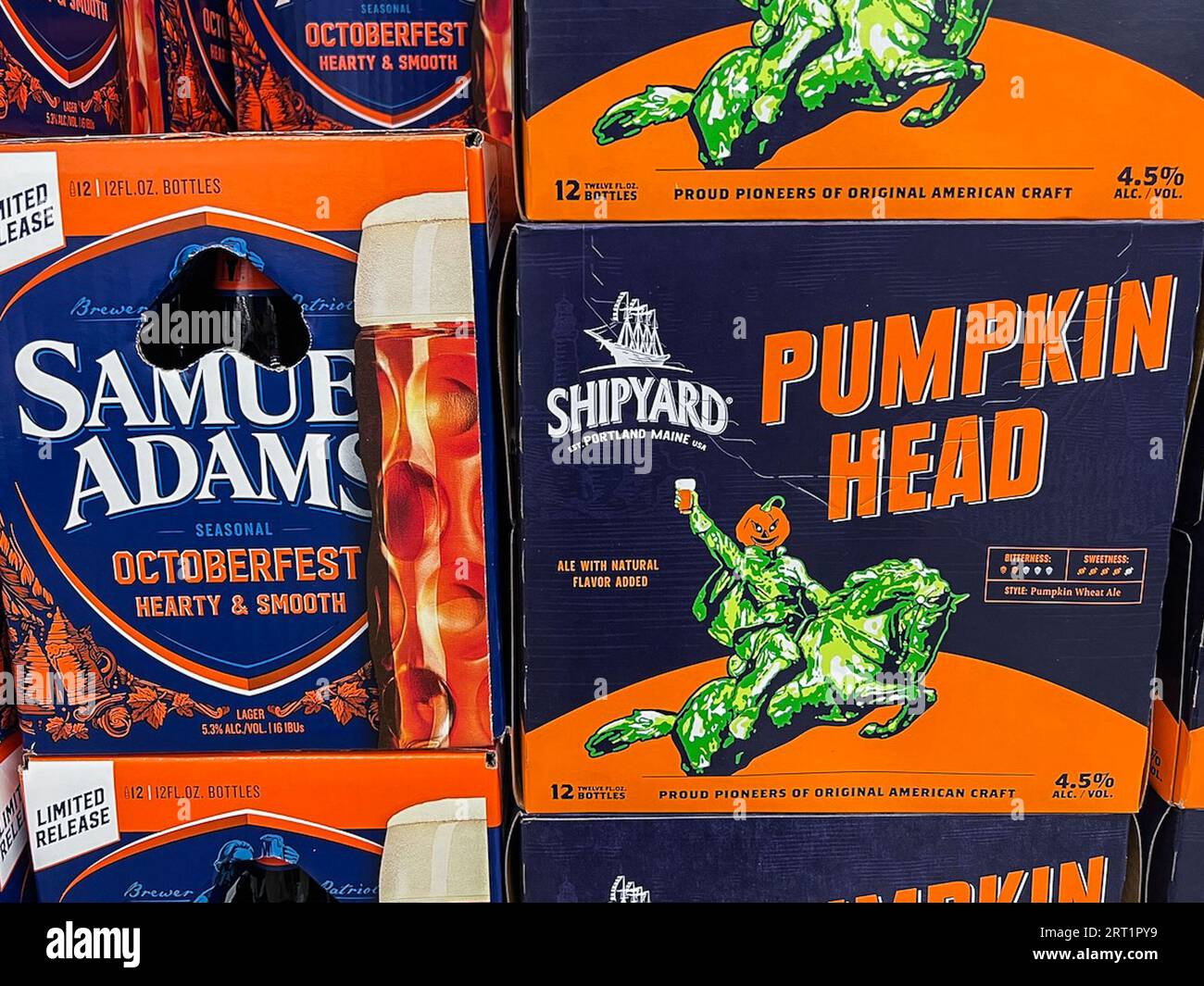 Augusta, Stati Uniti. 29 agosto 2023. Le birre stagionali di Halloween, autunno e autunno sono in vendita in un negozio Walmart ad Augusta, Maine, il 29 agosto 2023. Le birre includono Seasonal Octoberfest di Samuel Adams e Pumpkinhead di Shipyard Brewing. Halloween è una celebrazione osservata in molti paesi il 31 ottobre. (Foto di Samuel Rigelhaupt/Sipa USA) solo per uso editoriale. Credito: SIPA USA/Alamy Live News Foto Stock Augusta, Stati Uniti. 29 agosto 2023. Le birre stagionali di Halloween, autunno e autunno sono in vendita in un negozio Walmart ad Augusta, Maine, il 29 agosto 2023. Le birre includono Seasonal Octoberfest di Samuel Adams e Pumpkinhead di Shipyard Brewing. Halloween è una celebrazione osservata in molti paesi il 31 ottobre. (Foto di Samuel Rigelhaupt/Sipa USA) solo per uso editoriale. Credito: SIPA USA/Alamy Live News Foto Stock