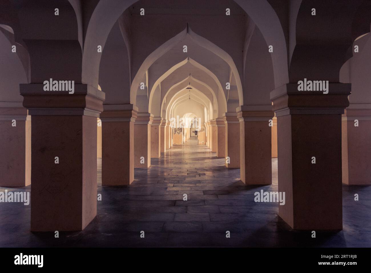 Corridoio nel Palazzo di Thanjavur Maratha a Tanjore, Tamil Nadu, India del sud in giorno di pioggia Foto Stock