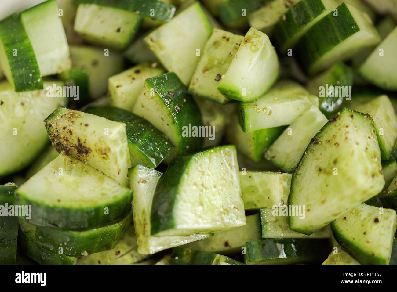 Primo piano di fette di cetriolo di insalata coltivato in casa tagliato in quadranti Foto Stock