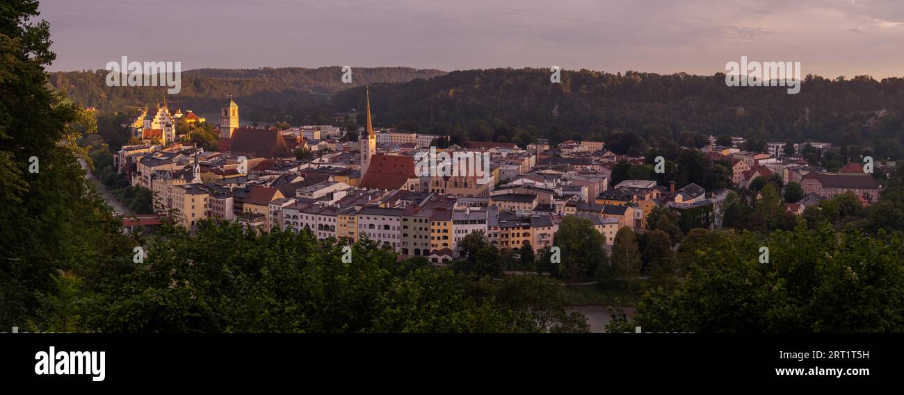 Vista del castello con fossato am Inn dal punto panoramico Schoene Aussicht all'alba Foto Stock