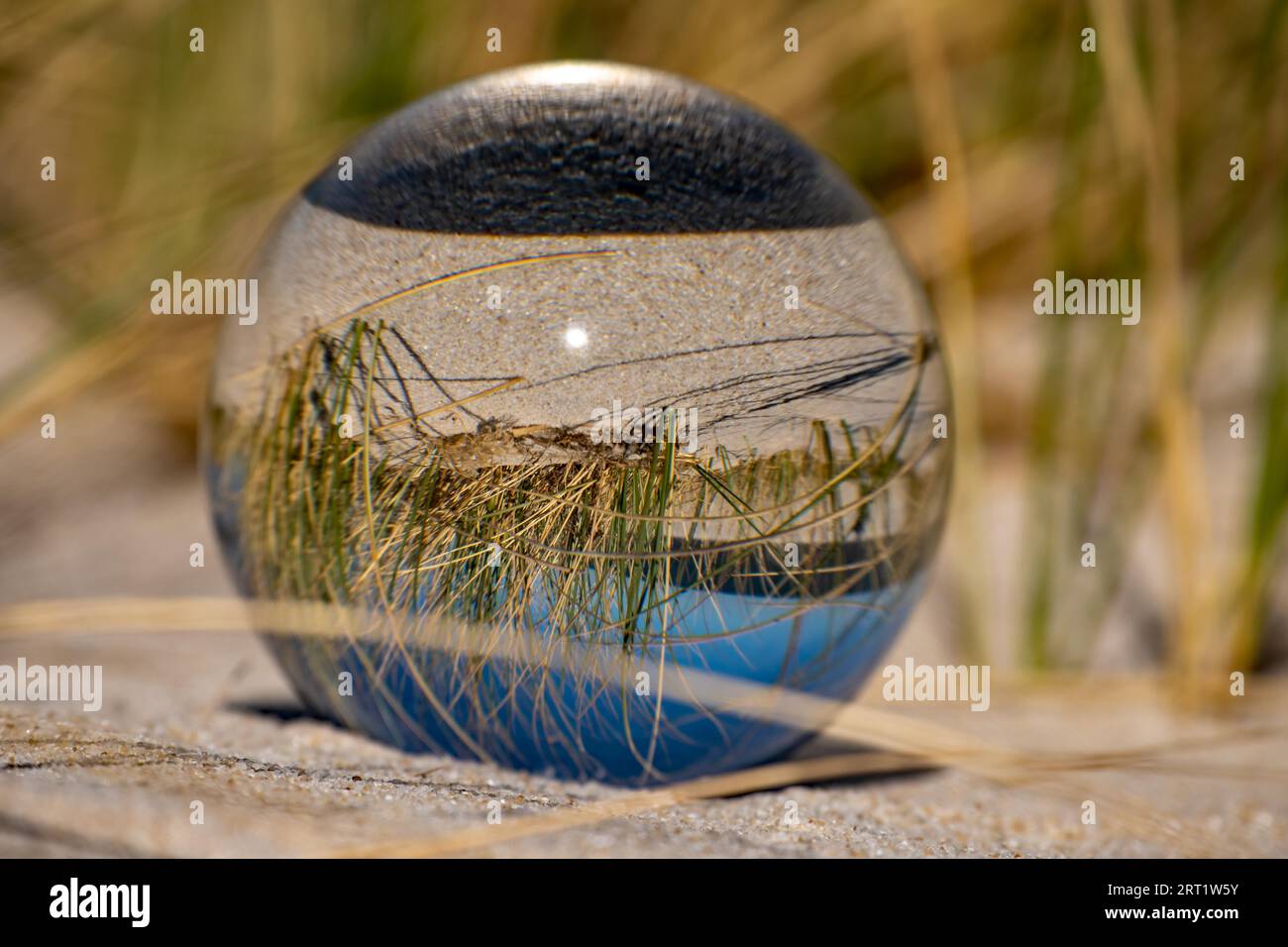 Fotografia di palline di vetro sulla spiaggia del Mare del Nord Foto Stock