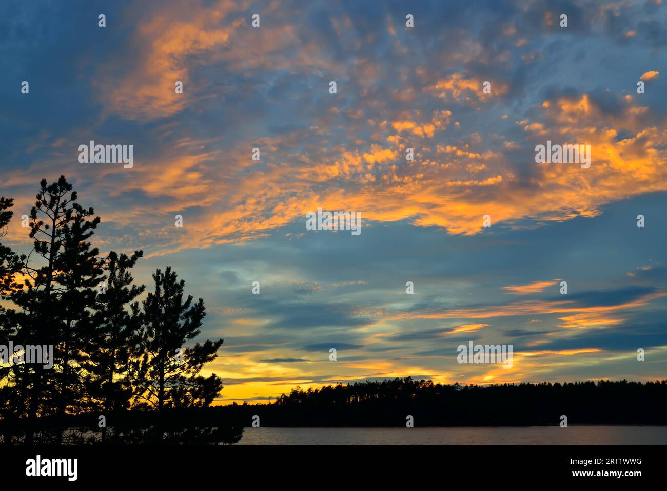 Tramonto in tonalità rosa sul lago Keret, Carelia settentrionale, Russia Foto Stock