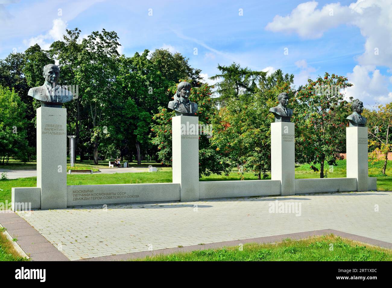 Mosca, Russia, 25 agosto 2020: monumento agli abitanti di Mosca piloti-cosmonauti dell'URSS, due eroi dell'Unione Sovietica. Museo di Foto Stock