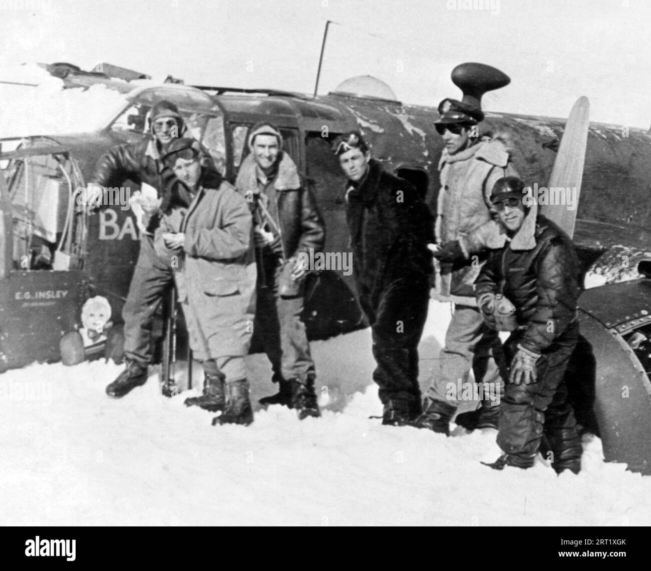 Equipaggio del North American B-25 accanto al relitto, in attesa di salvataggio, Groenlandia 1943 Foto Stock