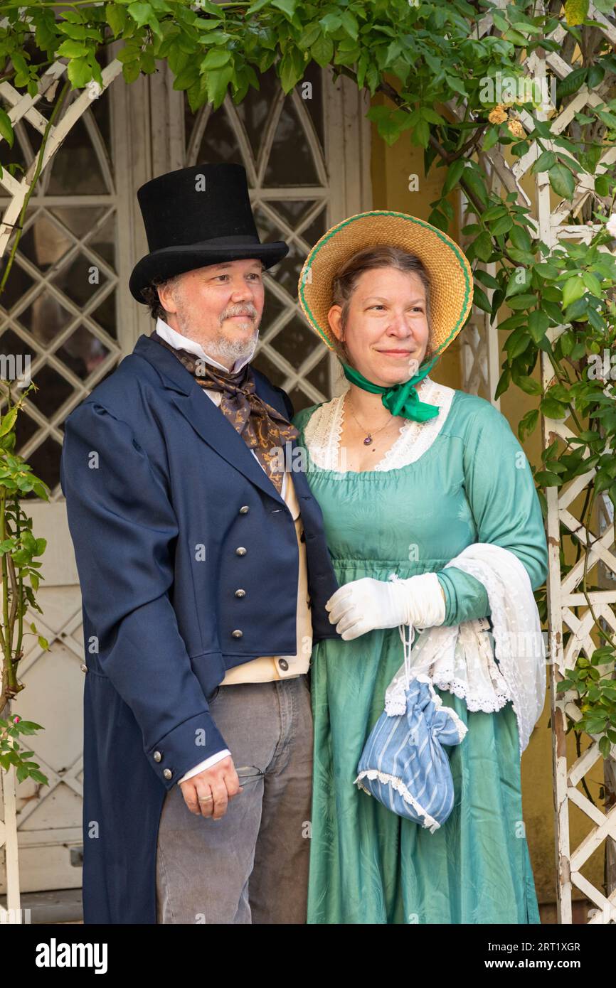 Jane Austen Festival 2023. La Grand Regency, in costume, Promenade, dove persone provenienti da tutto il mondo si uniscono alla processione di apertura del festival, Bath, Regno Unito Foto Stock