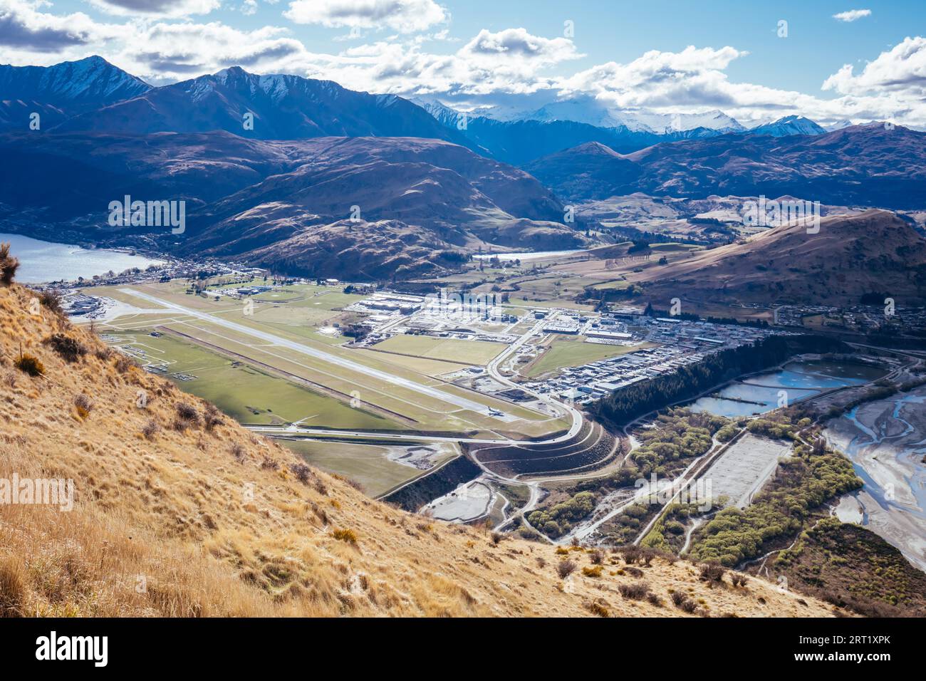 La vista sull'aeroporto di Queenstown dal Remarkables in una soleggiata giornata primaverile in nuova Zelanda Foto Stock