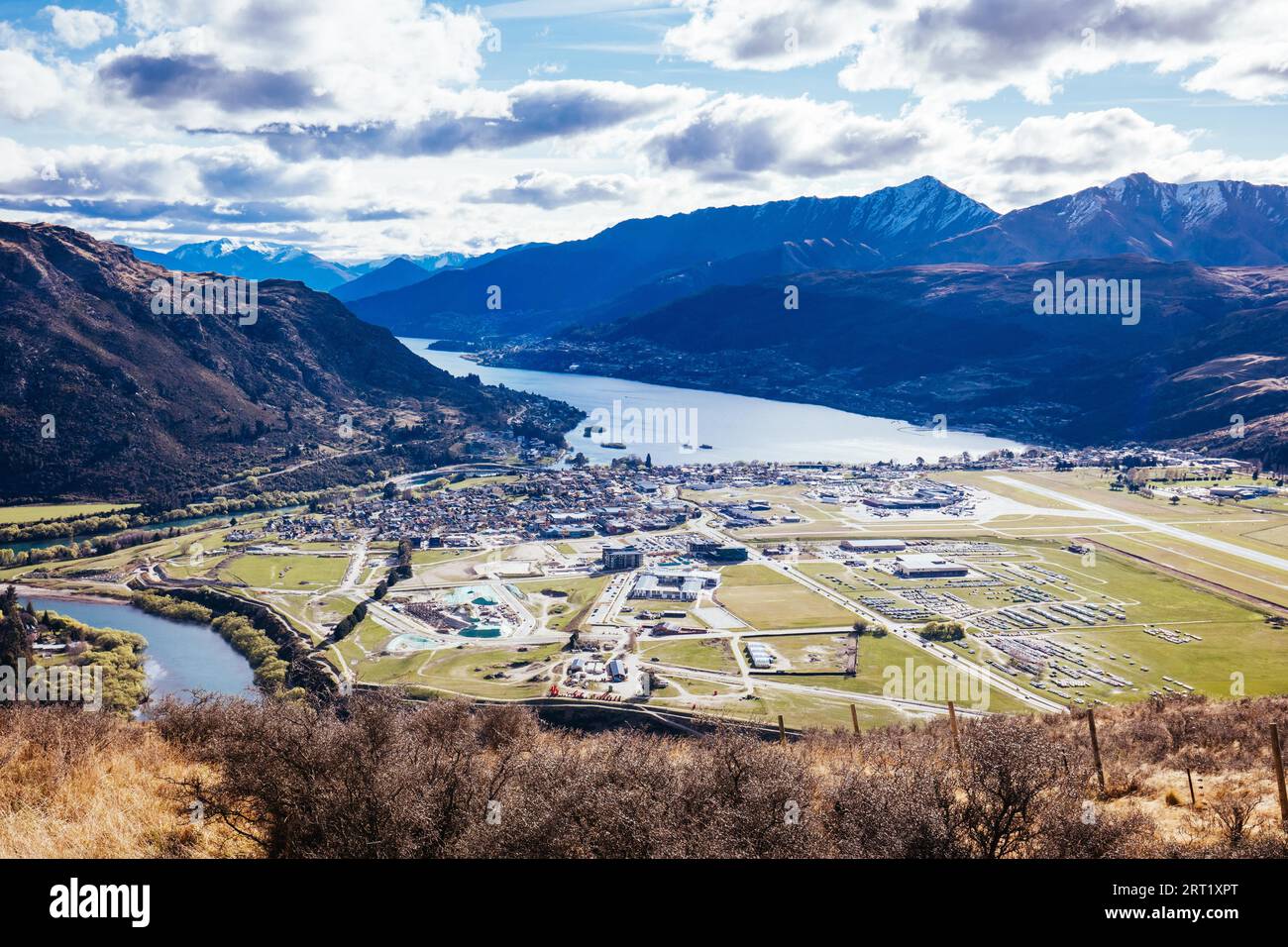La vista sull'aeroporto di Queenstown dal Remarkables in una soleggiata giornata primaverile in nuova Zelanda Foto Stock