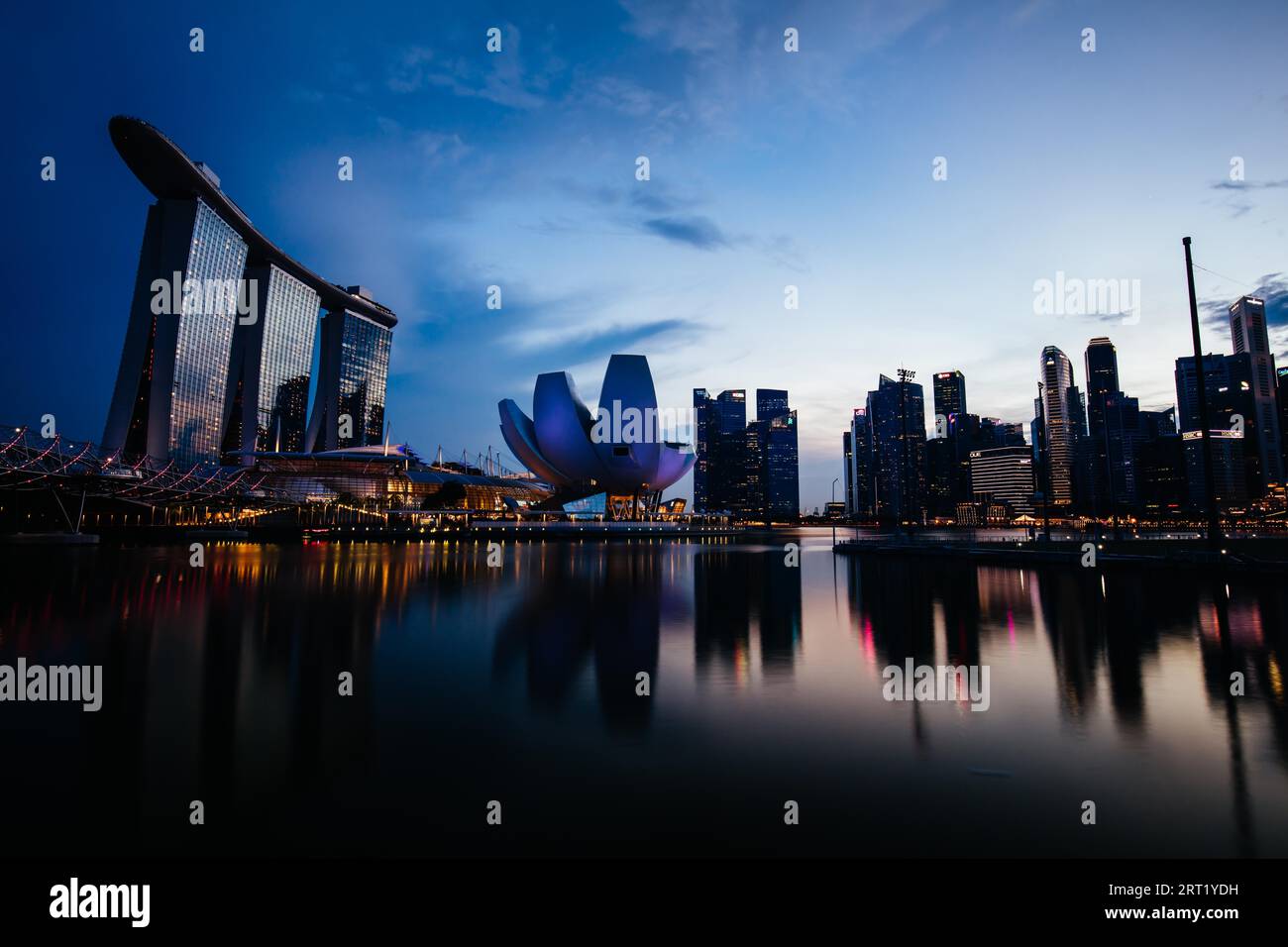 Marina Bay area di sabbia e Helix Bridge al tramonto in un giorno chiaro il 24 novembre 2019 Foto Stock