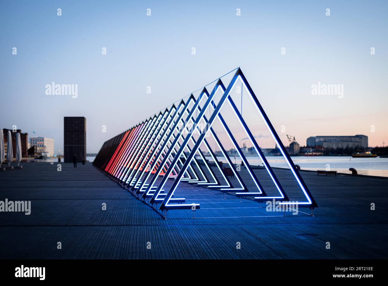 Copenhagen, Danimarca, 05 febbraio 2020: Installazione artistica The Wave on Ofelia Square degli artisti Vertigo e Louise Alenius per The Copenhagen Light Foto Stock