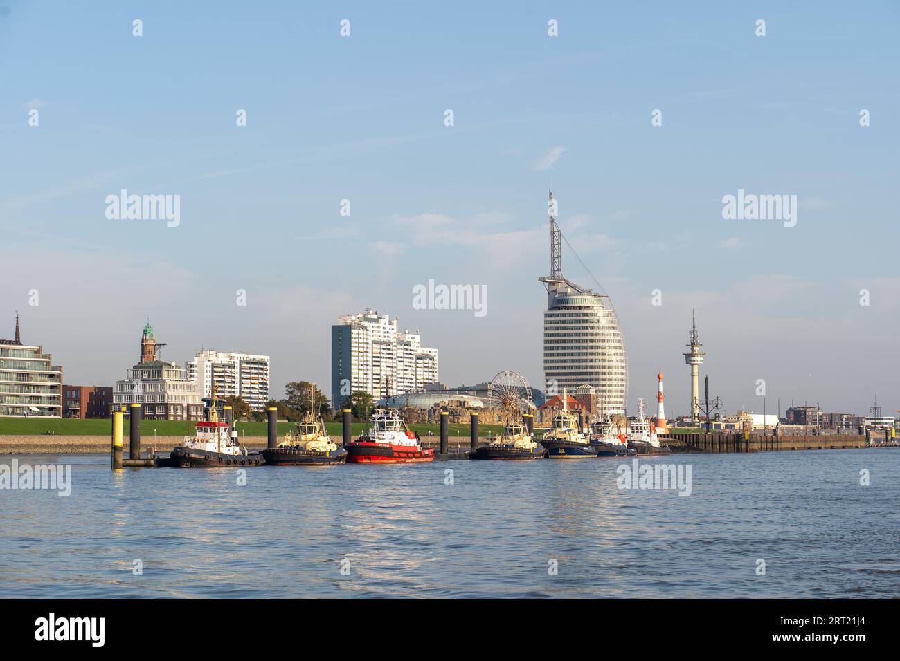 Bremerhaven, Germania, 15 settembre 2020: Vista dello skyline della città con il prominente Atlantic Hotel Sail City Foto Stock