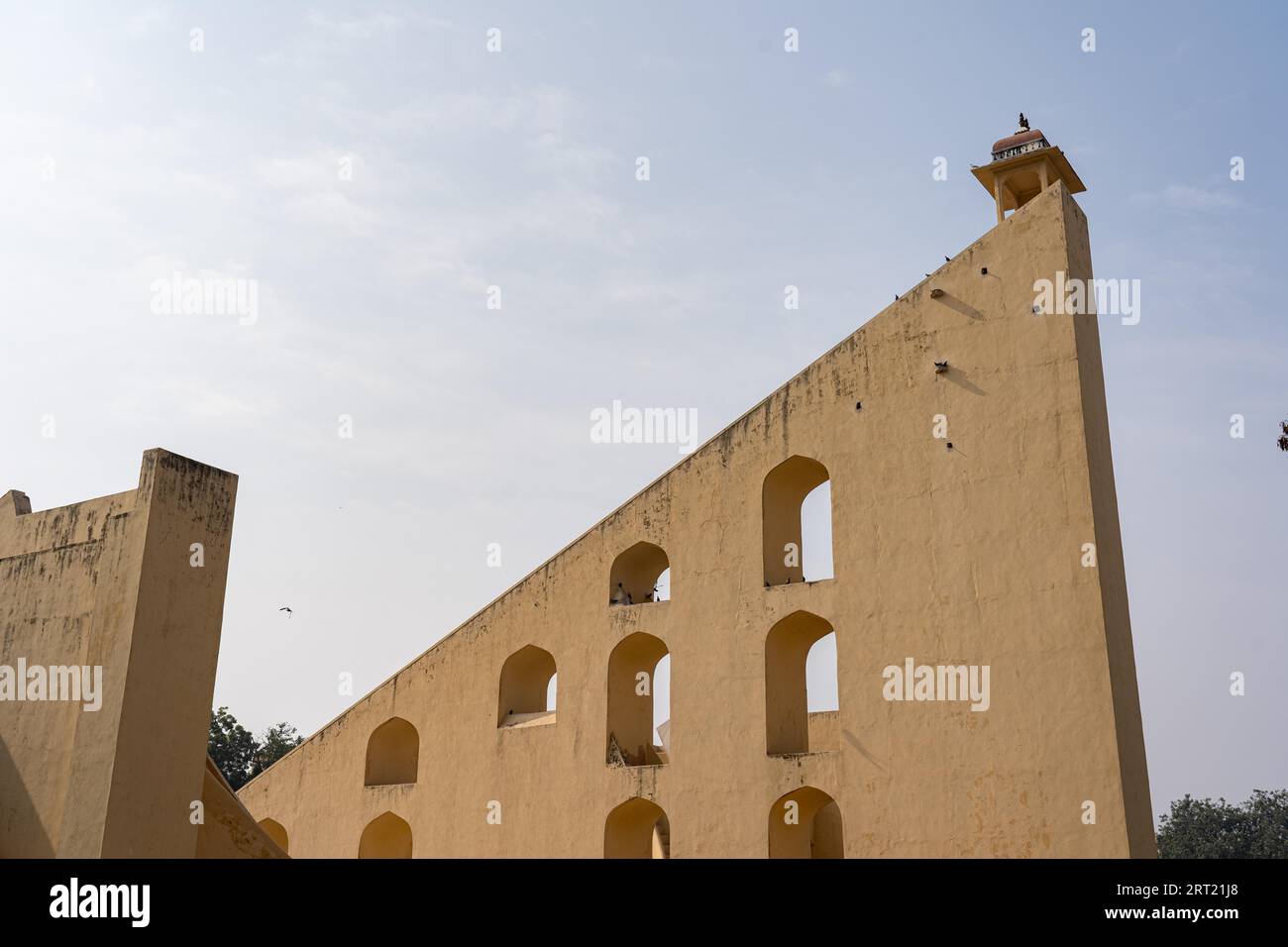 Jaipur, India, 11 dicembre 2019: Strumenti astronomici presso lo storico Jantar Mantar Obsevrvatory Foto Stock