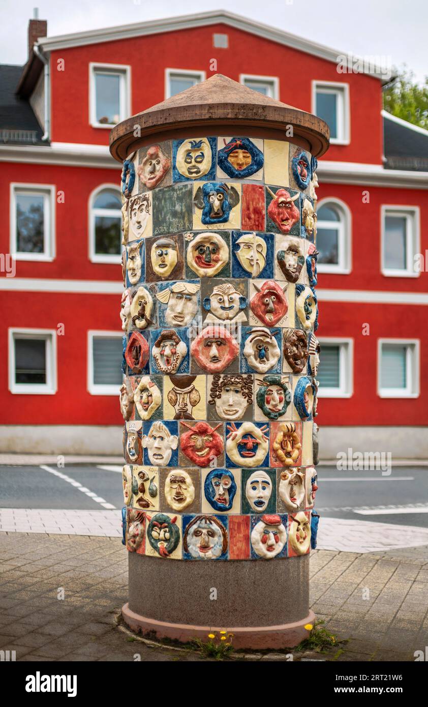 Arte ceramica, il pilastro pubblicitario con i volti Foto Stock