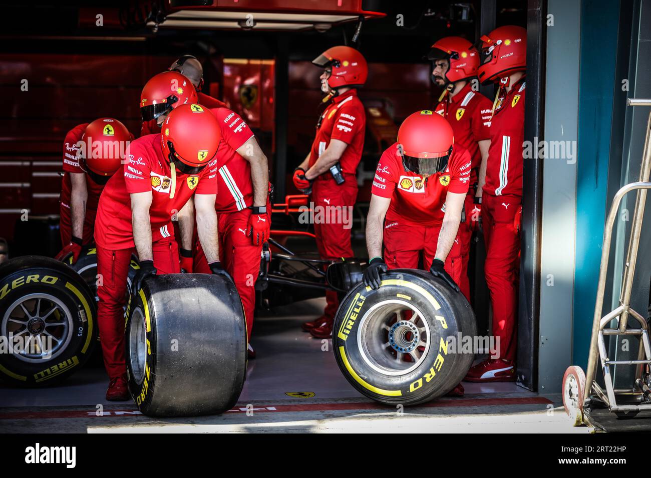 MELBOURNE, AUSTRALIA - 12 MARZO 2020: La Scuderia Ferrari Mission Winnow si esibisce nei pit stop prima del Gran Premio d'Australia di Formula 1 del 2020 Foto Stock