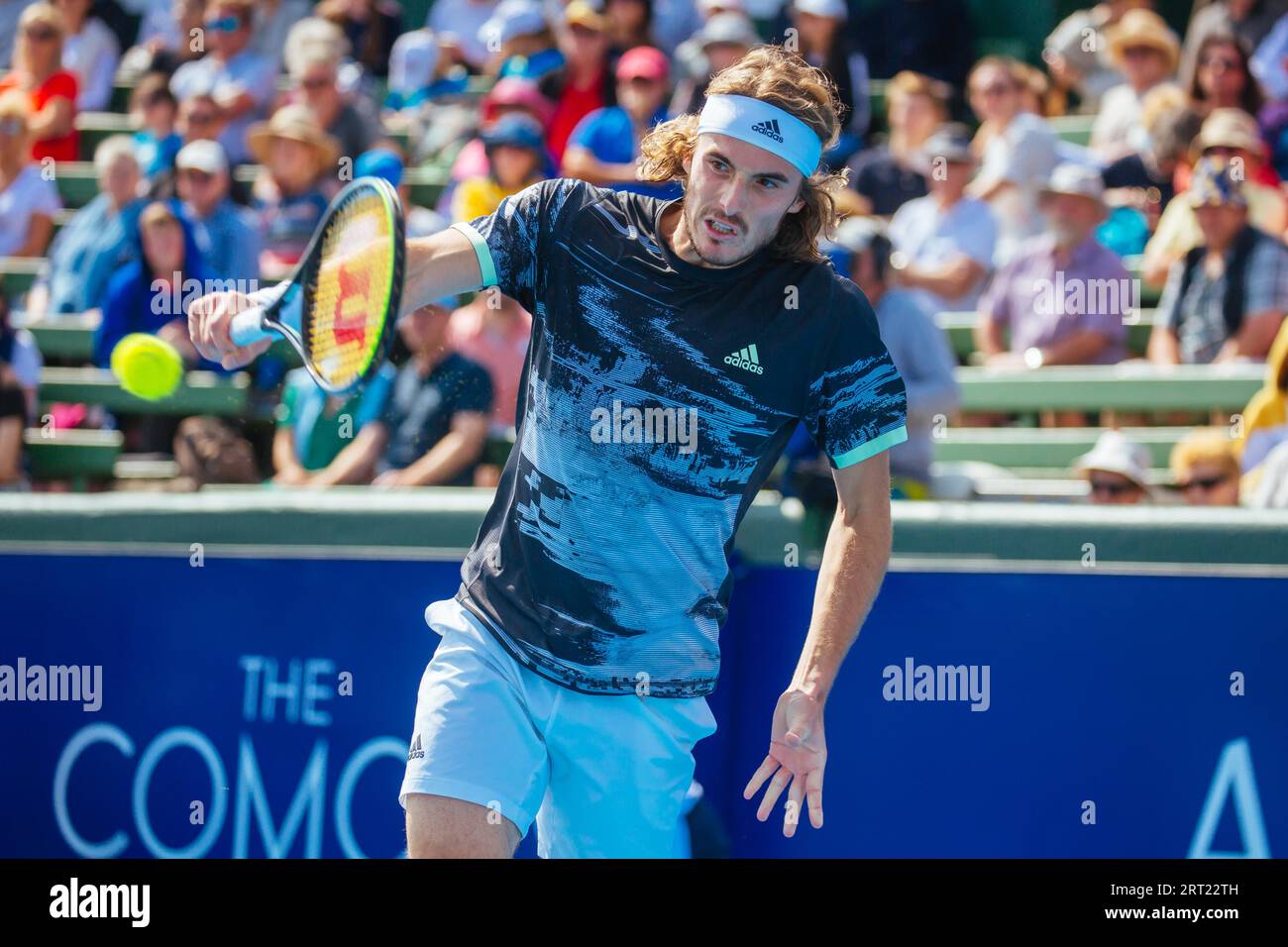 MELBOURNE, AUSTRALIA, 16 GENNAIO 2020: Stefanos Tsitsipas (GRE) colpisce un rovescio a Matteo Berrettini (ITA) all'AgBioEn Kooyong Classic il giorno 3 Foto Stock