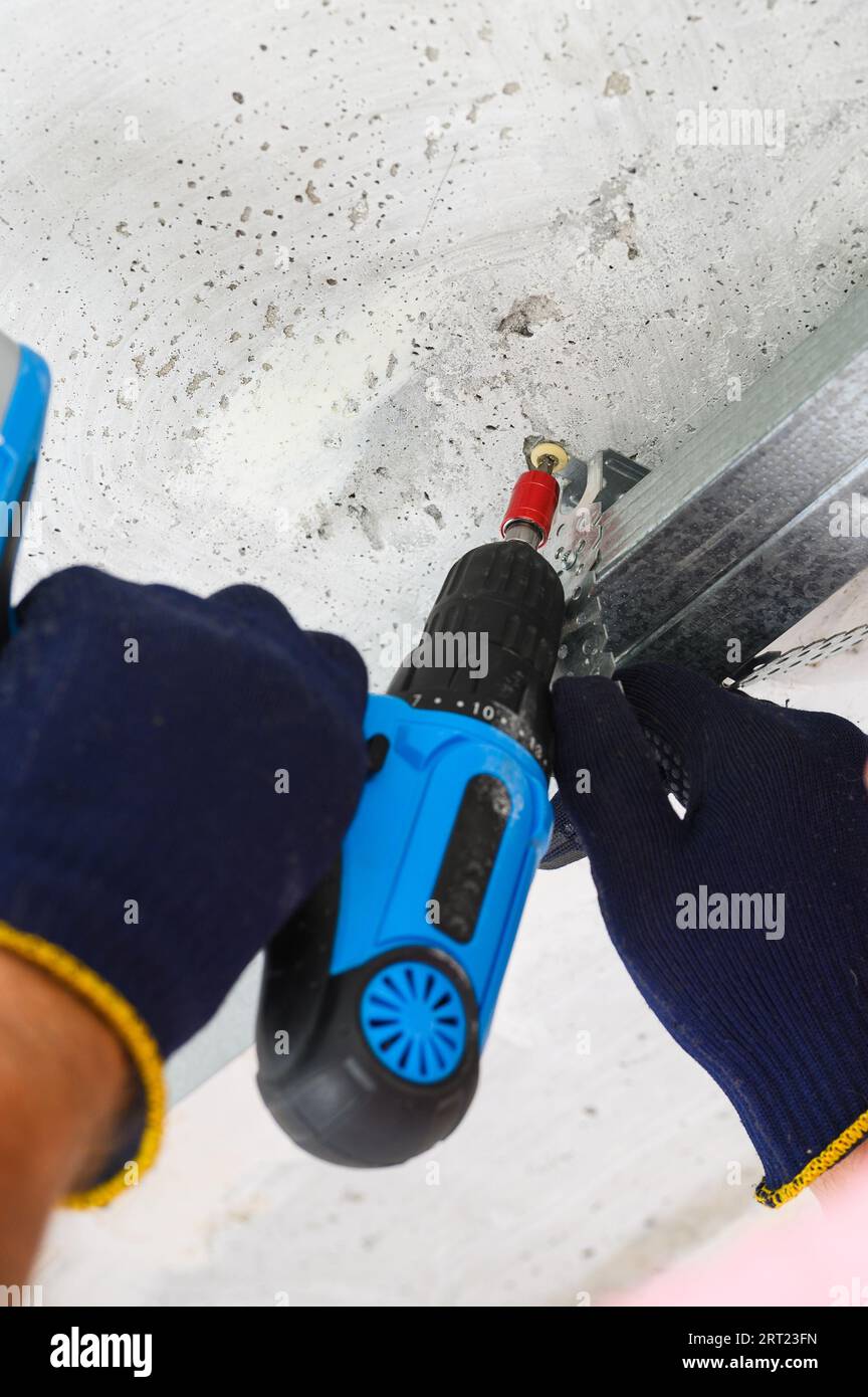 Installazione di un controsoffitto. Vista dal basso. Foto Stock