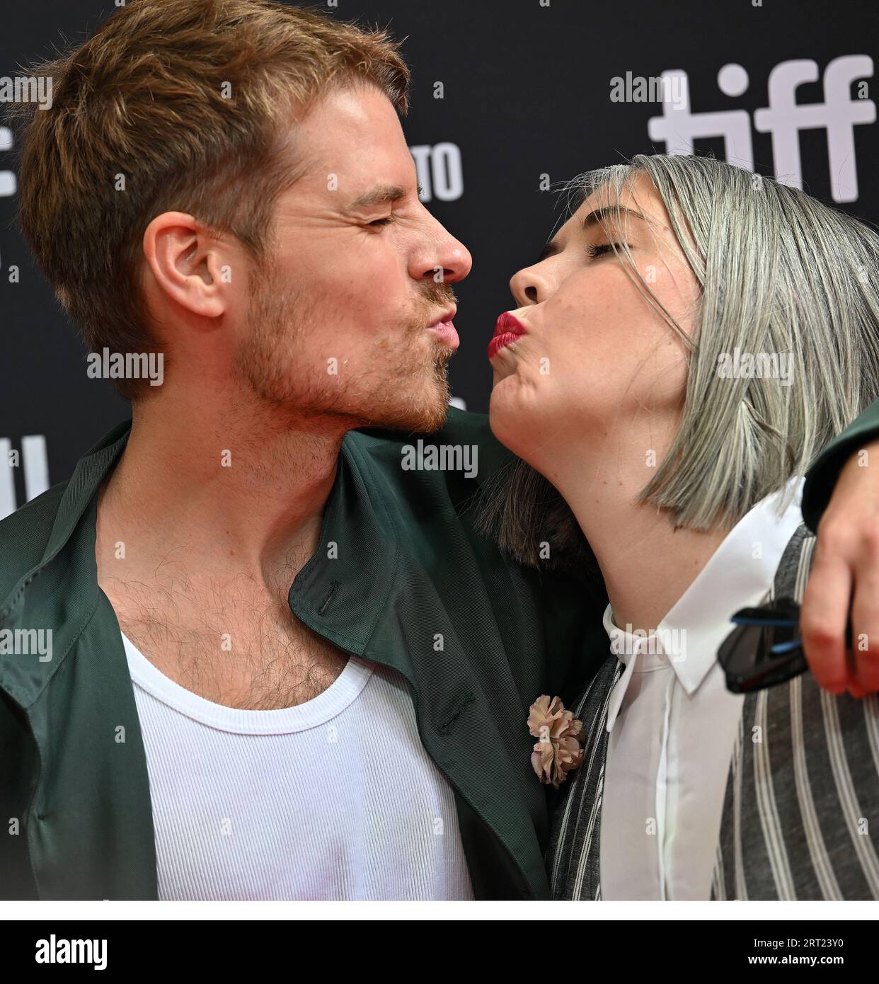 Toronto, Canada. 9 settembre 2023. Il produttore Sean o'Neil (L) e il regista Chelsea McMullan fanno un finto bacio sul Red carpet mentre assistono alla proiezione di gala del Toronto International Film Festival di "Swan Song" alla Roy Thomson Hall di Toronto, Canada, sabato 9 settembre 2023. Foto di Chris Chew/UPI credito: UPI/Alamy Live News Foto Stock