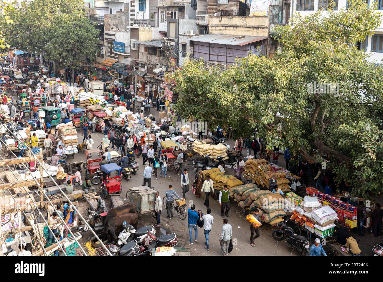 Vecchia Delhi, India, 4 dicembre 2019: Una strada trafficata al mercato delle spezie Khari Baoli nella vecchia Delhi Foto Stock