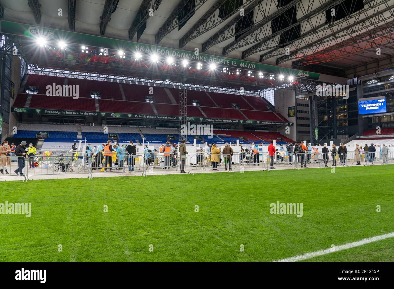 Copenaghen, Danimarca, 22 dicembre 2020: La gente fa la fila alla struttura di prova della corona dello stadio nazionale Foto Stock