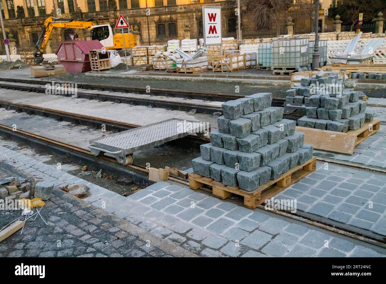 La storica Sohienstrasse, nella città vecchia di Dresda, riceve nuovi binari del tram e una pavimentazione acciottolata in linea con il suo status di edificio storico Foto Stock