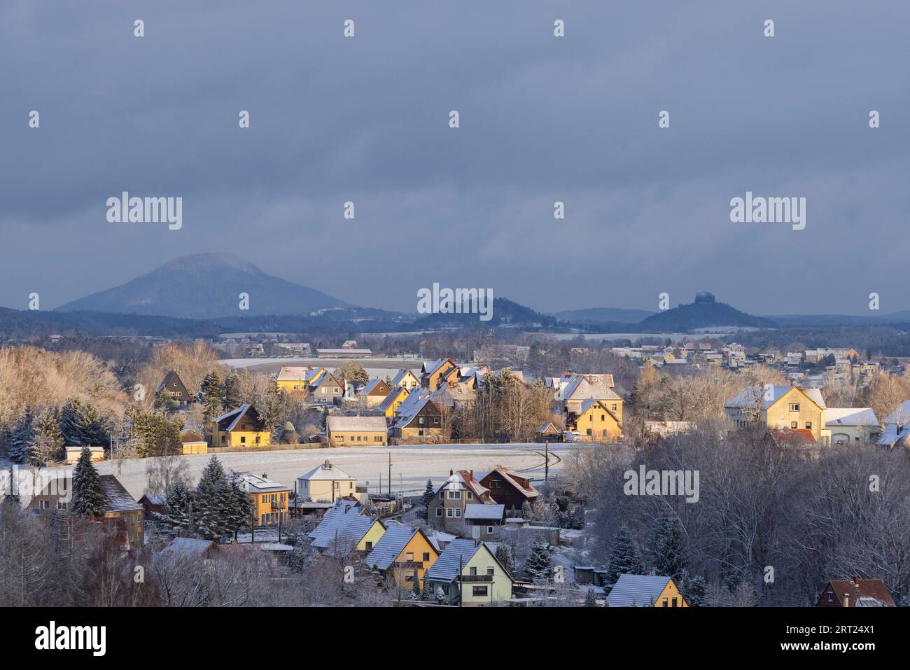 Vista di Porschdorf dal Gamrig nella Svizzera sassone, con il Rosenberg, Schrammsteine, Kaiserkrone e Zirkelstein alle spalle Foto Stock