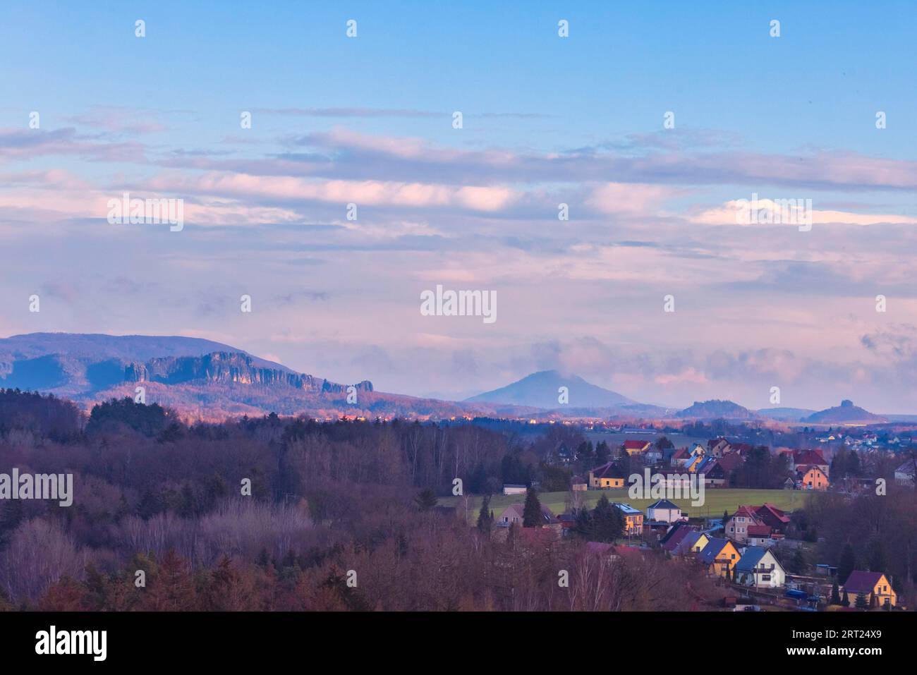 Vista dal Gamrig nella Svizzera sassone del Grosser Winterberg, del Falkenstein, della catena montuosa Schrammstein, del Rosenberg, del kaiserkrone e del Foto Stock
