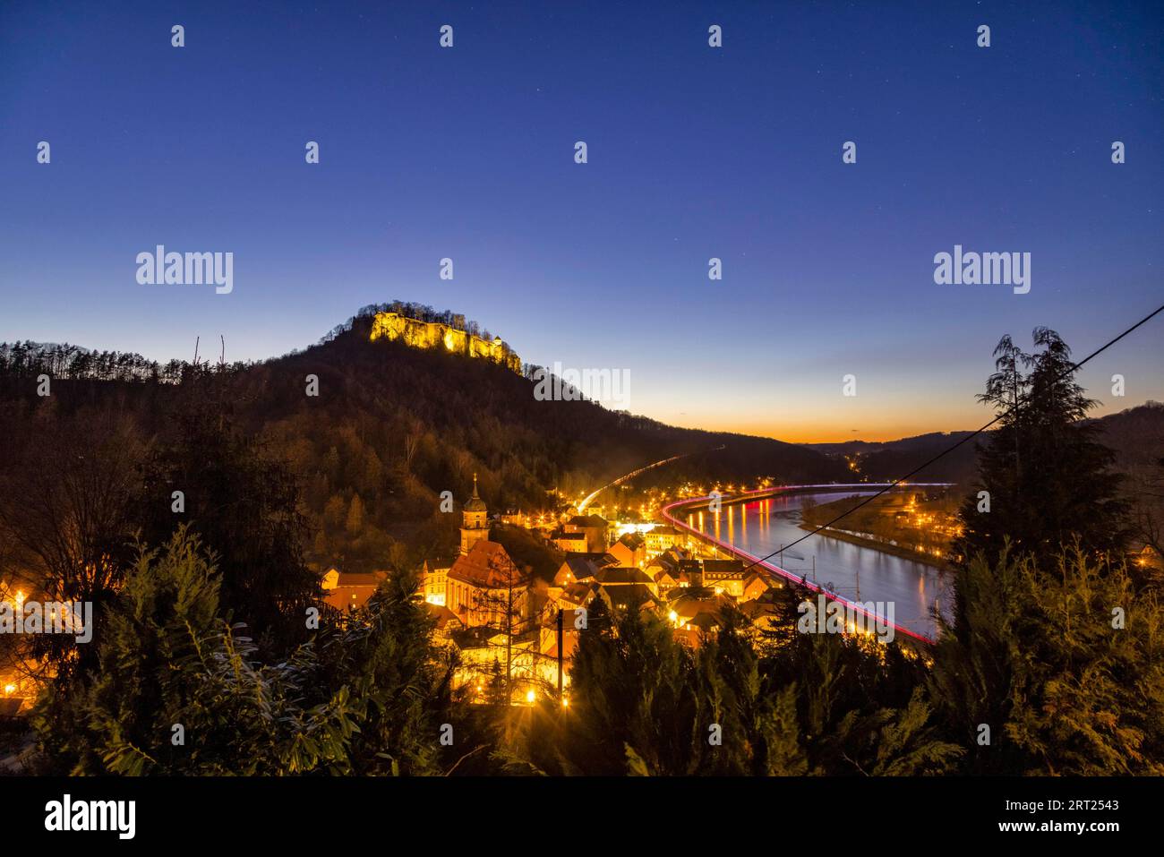 La sera viene illuminata la festa omonima, sopra la città di Koenigstein Foto Stock