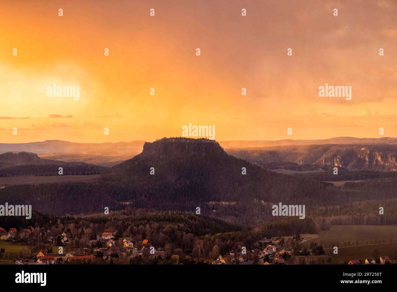 Tramonto al Papstein, nella Svizzera sassone. Vista sul Lilienstein Foto Stock