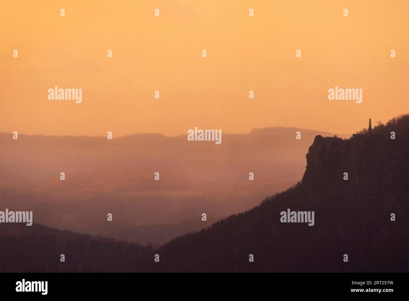 Tramonto al Papstein, nella Svizzera sassone. Vista sul Lilienstein Foto Stock