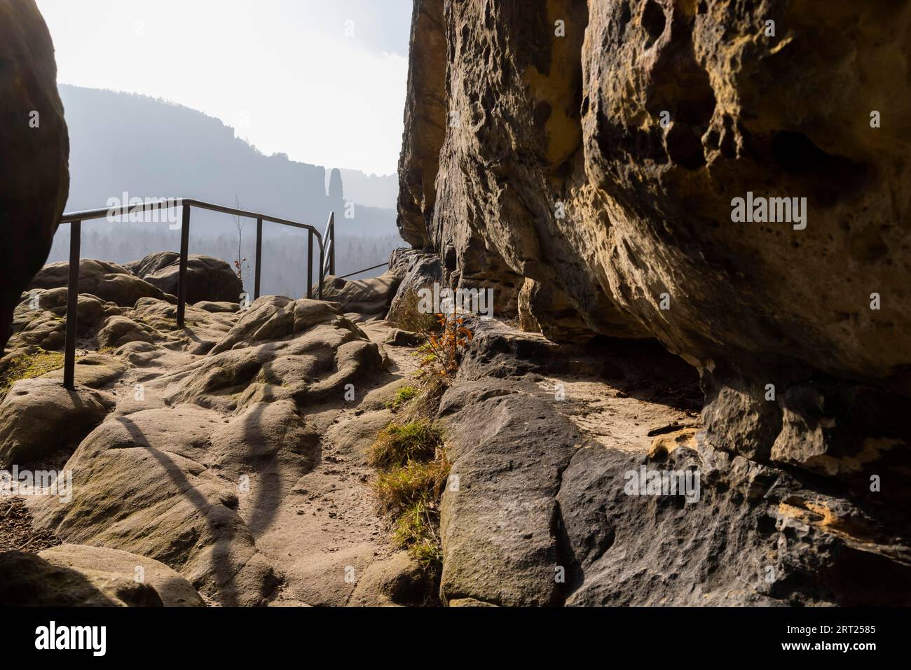 Monte Neuer Wildenstein con il Kuhstall, una grande grotta rocciosa molto caratteristica. Sull'altopiano sopra si trovano i resti dell'ex castello di Wildenstein Foto Stock