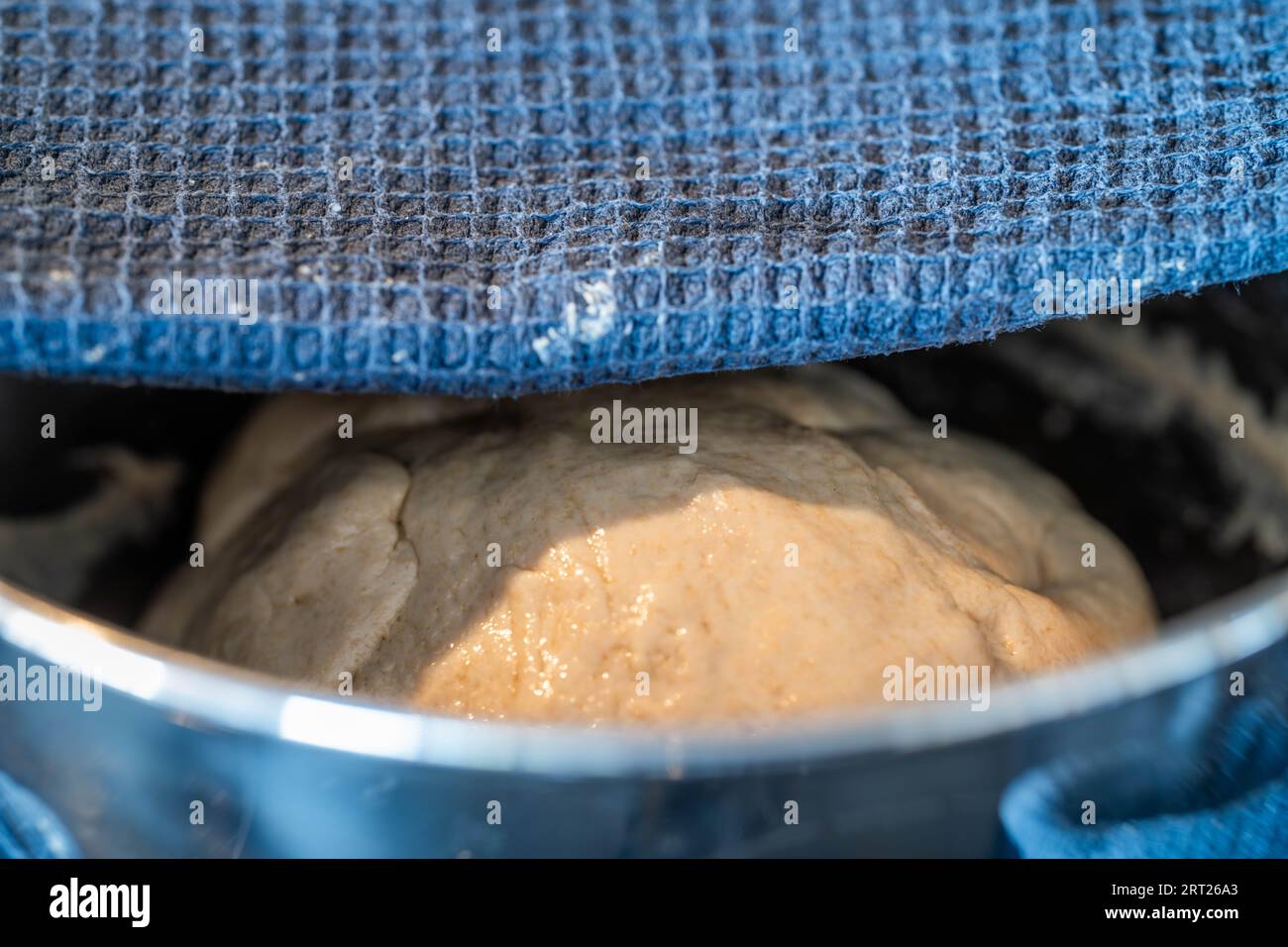 mescolare l'impasto del pane in cucina Foto Stock