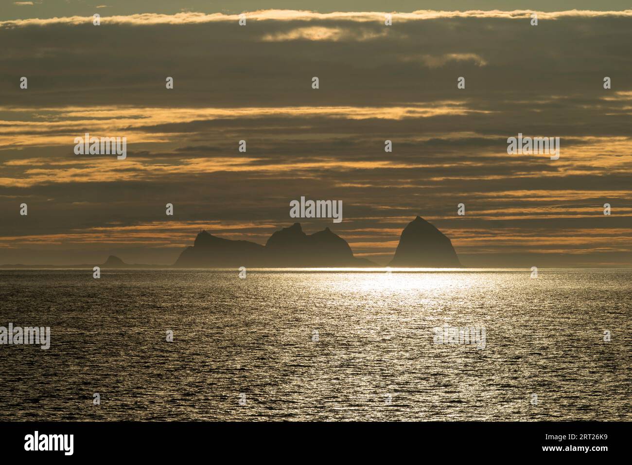L'isola norvegese Træna in un mare di luce Foto Stock